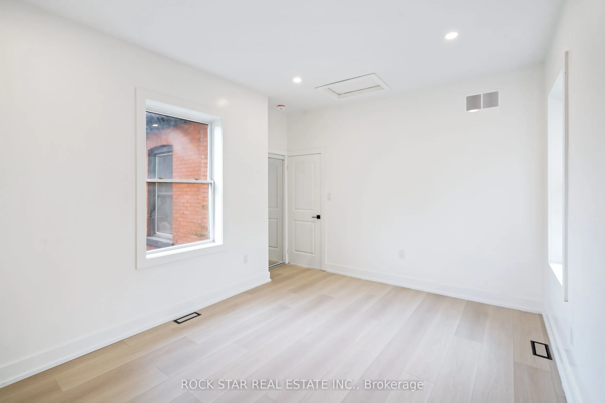 42 Ray Street S