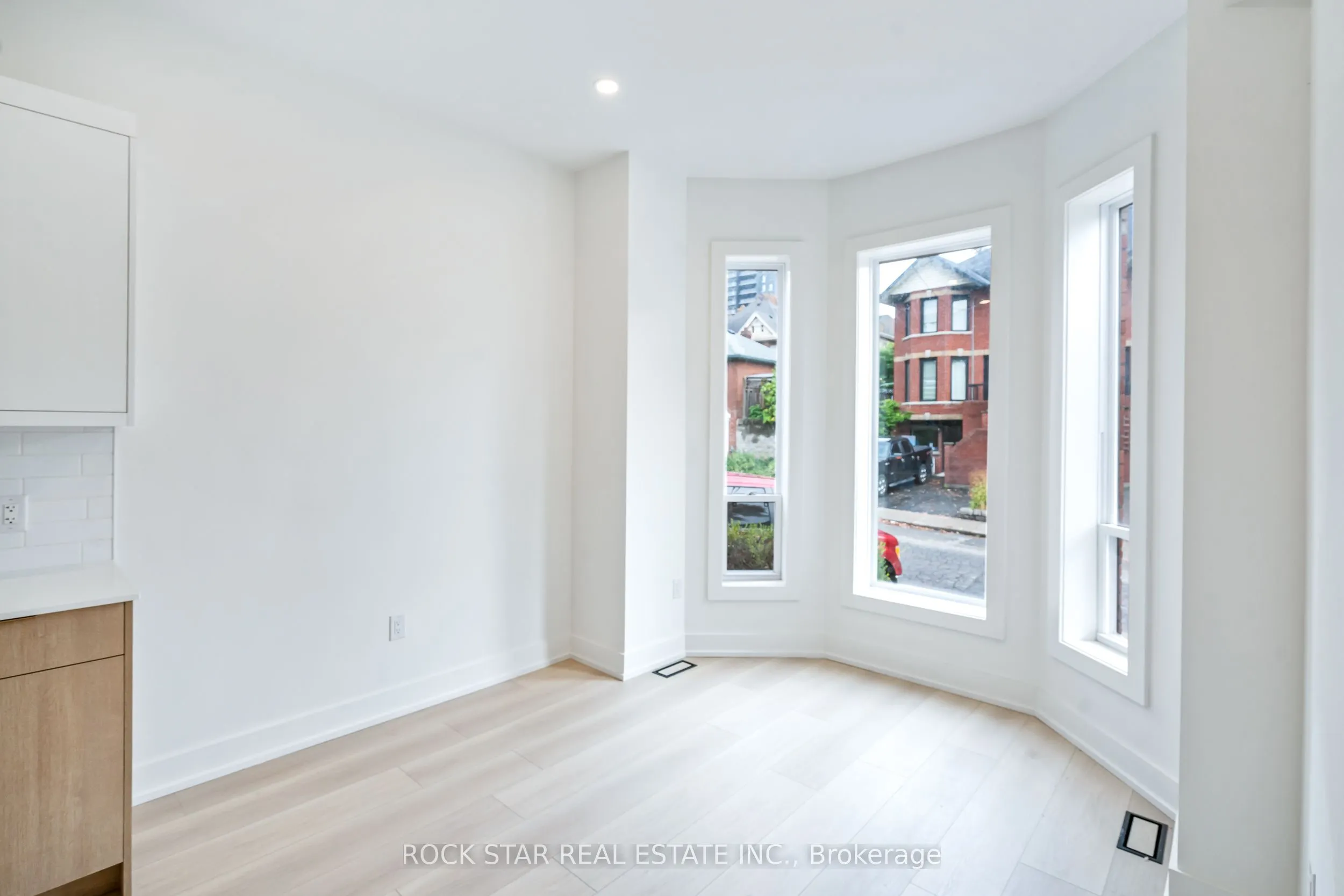42 Ray Street S