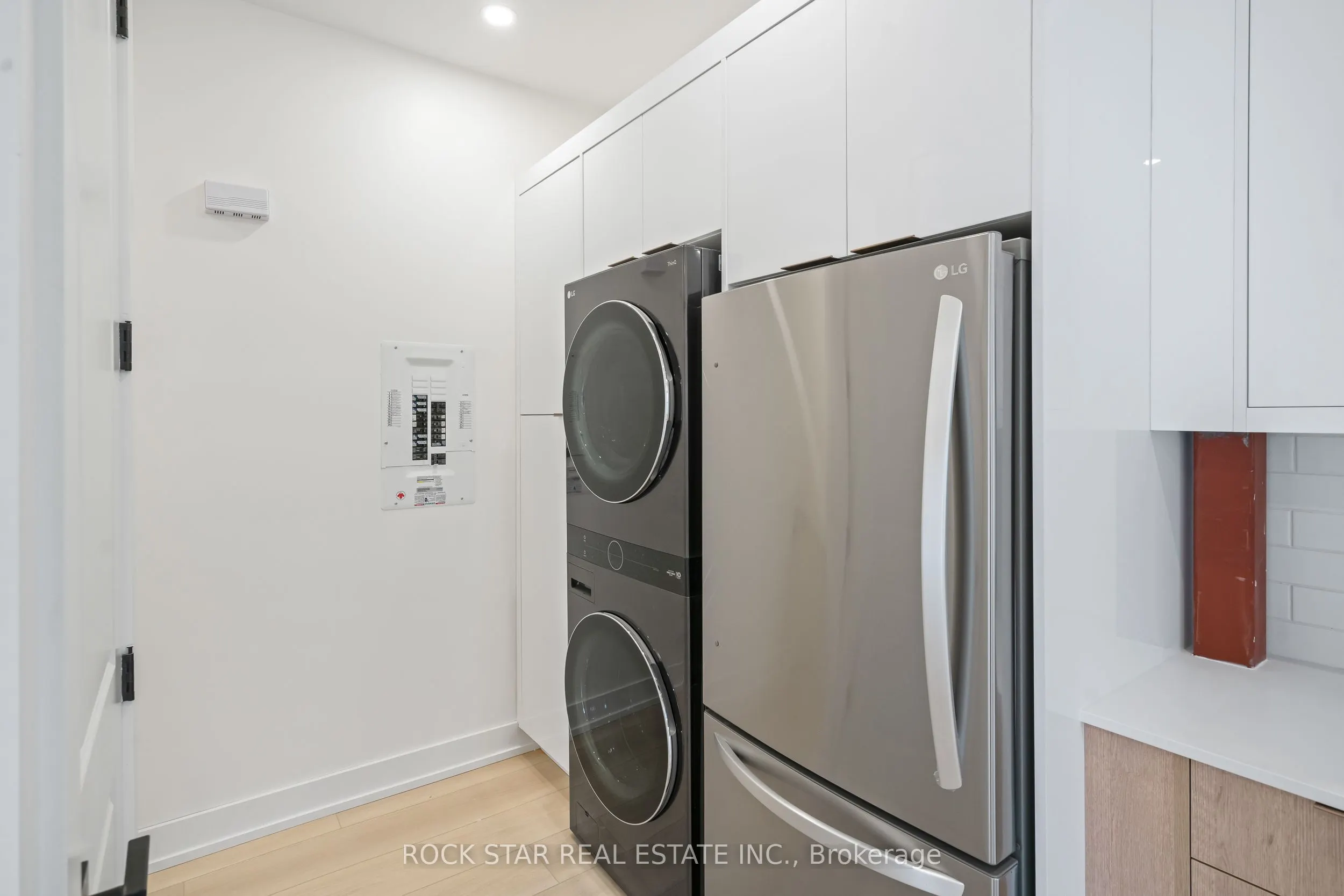 42 Ray Street S