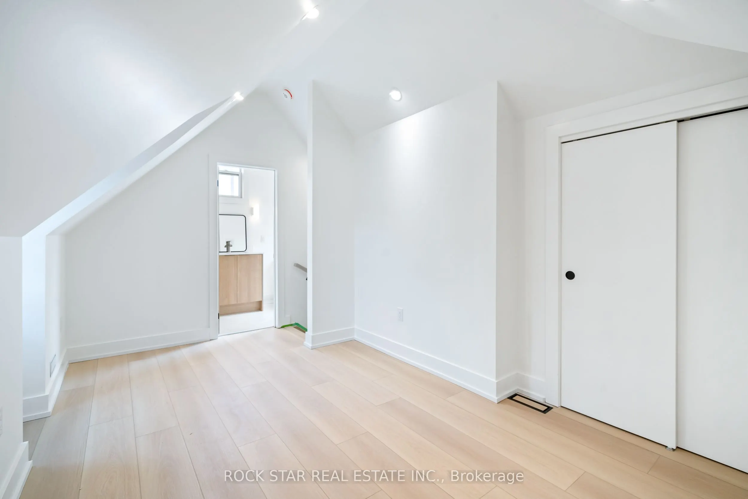 42 Ray Street S
