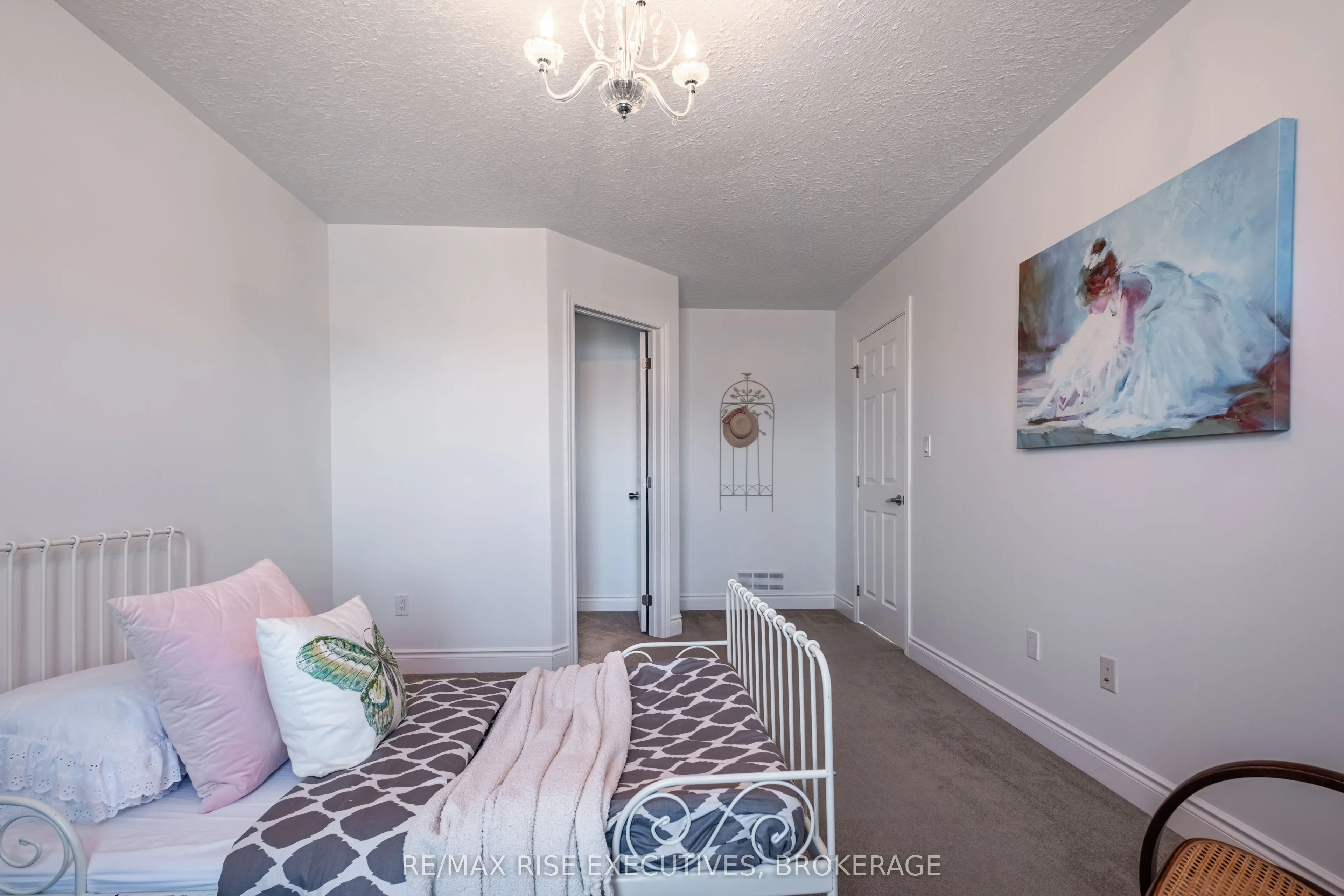 734 Kananaskis Drive