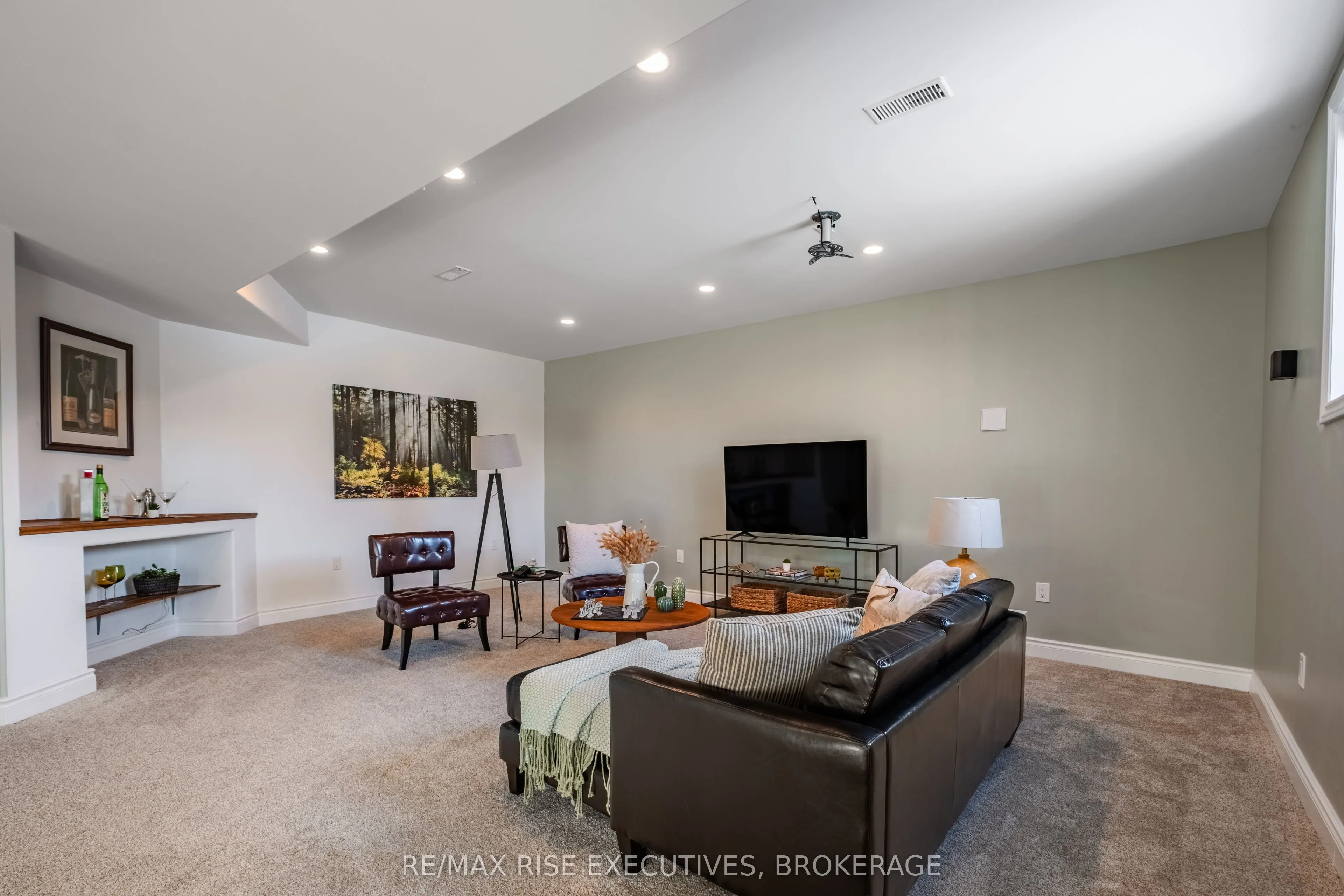 734 Kananaskis Drive