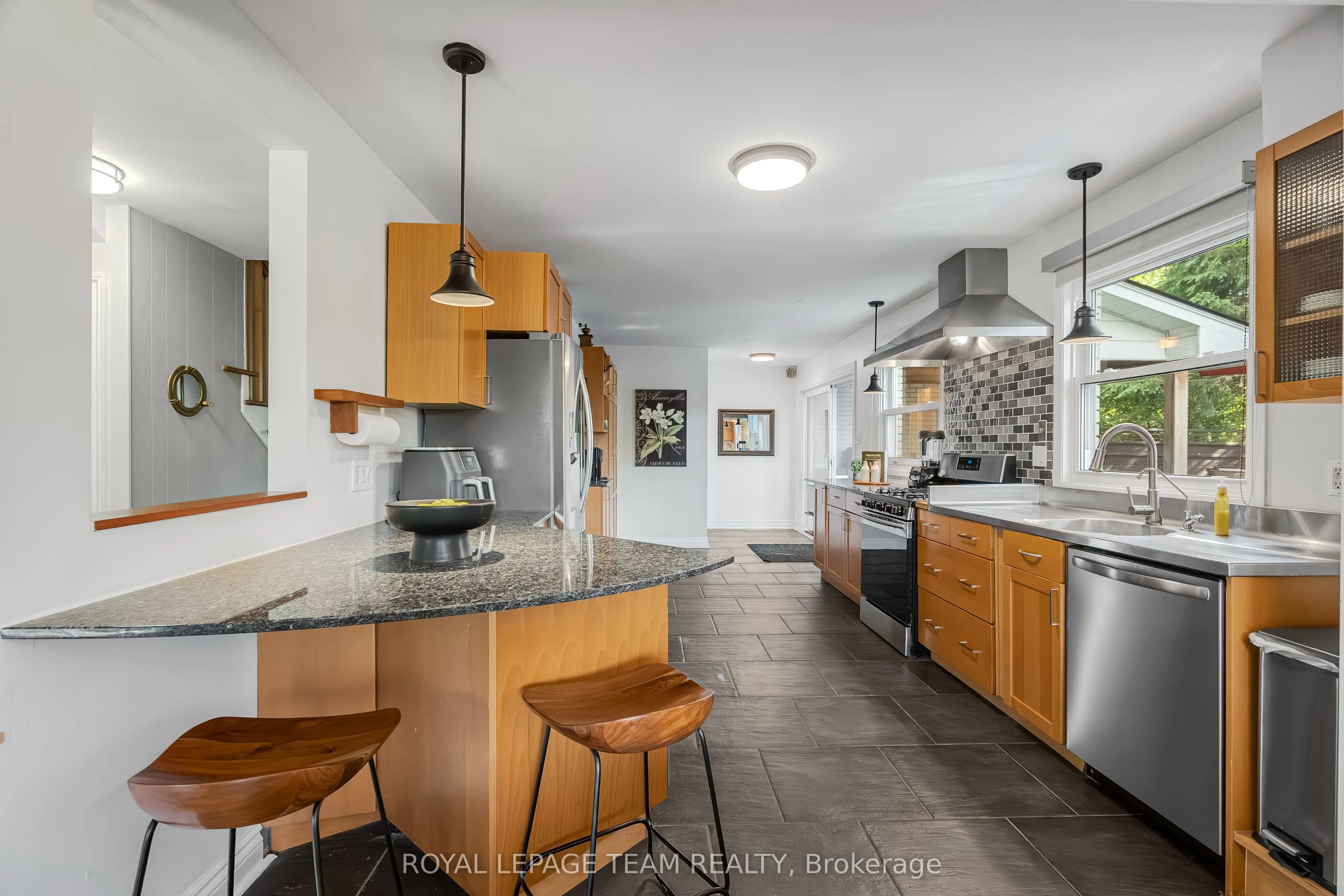 37 PROMENADE Avenue