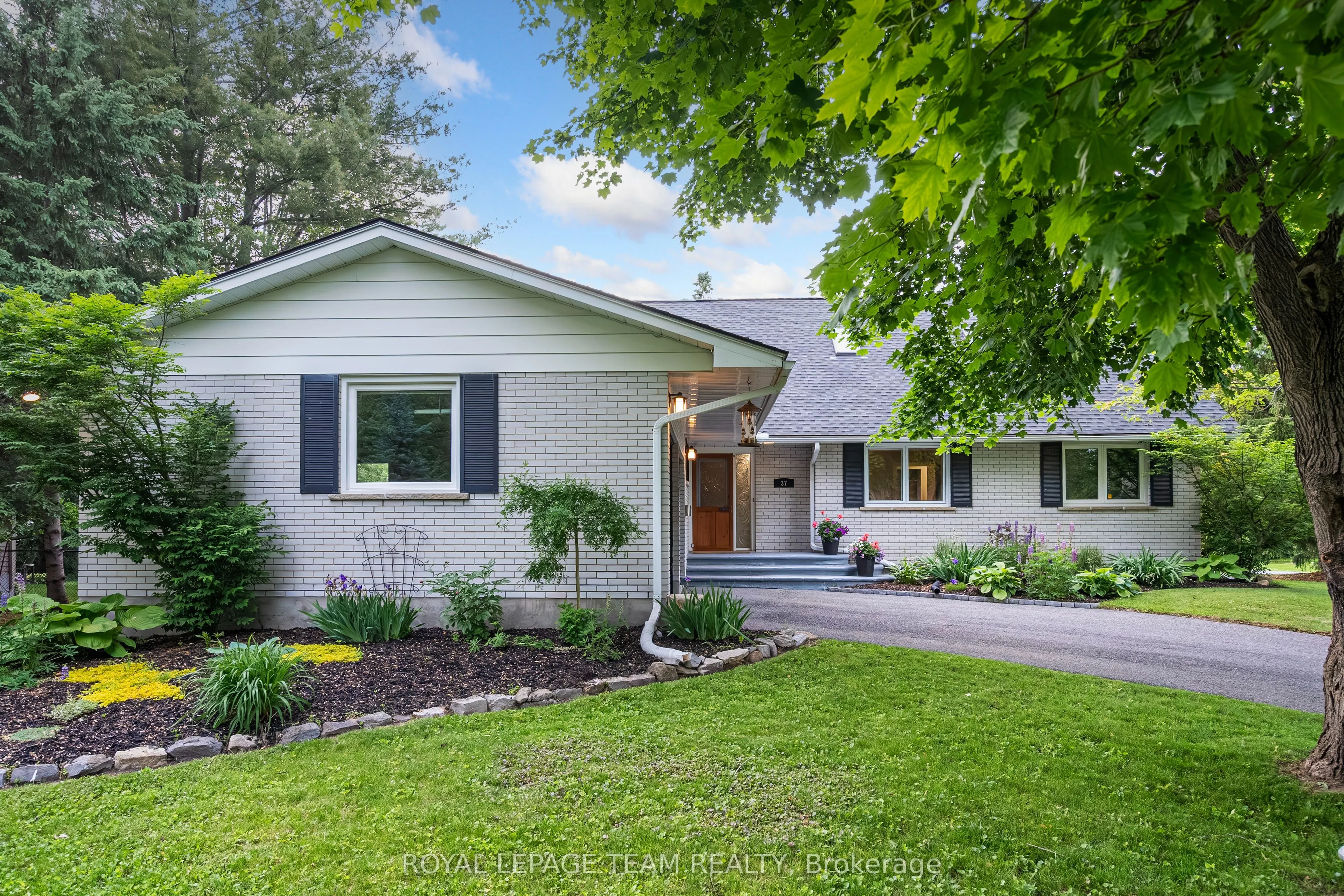 37 PROMENADE Avenue