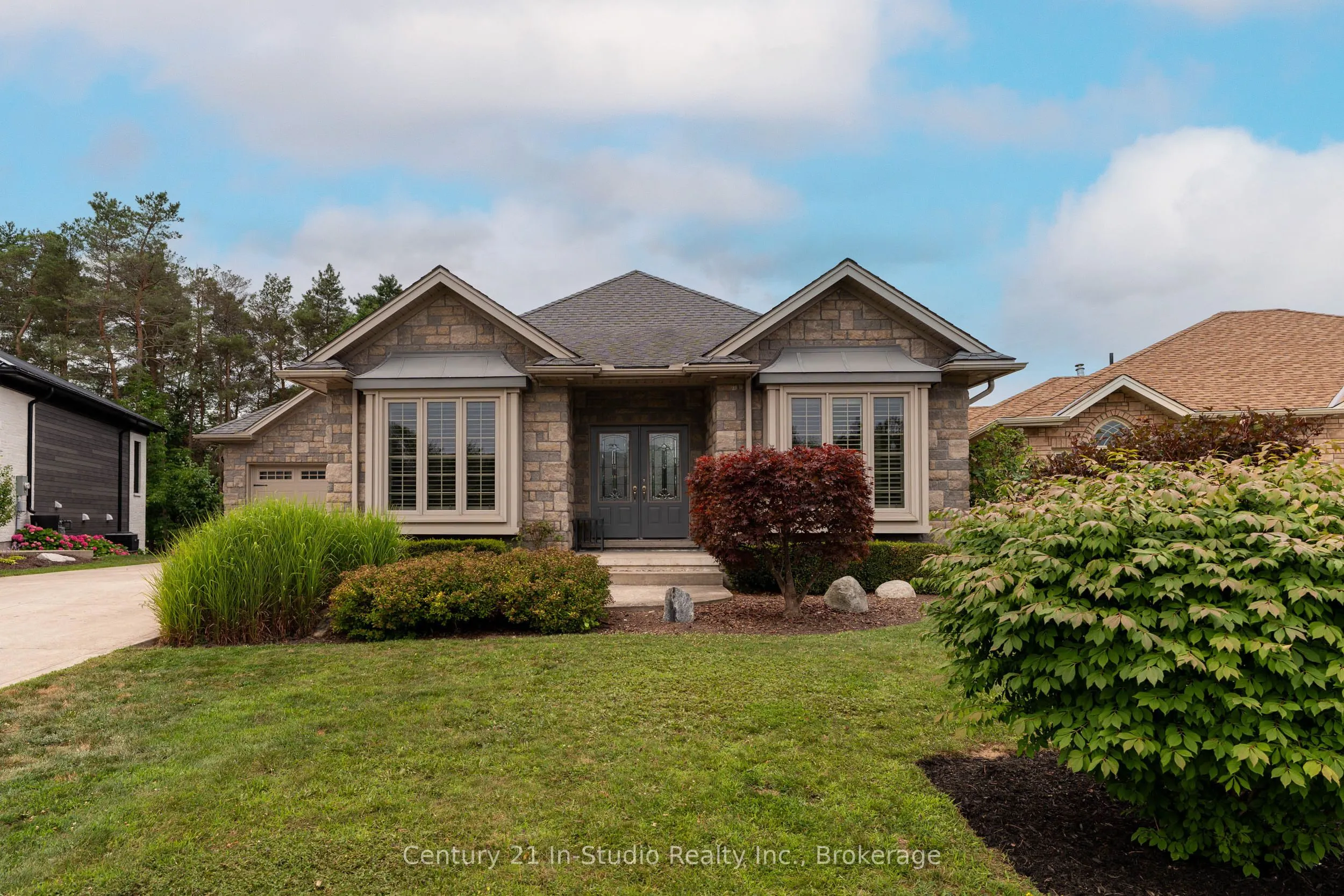 6 Glen Abbey Court