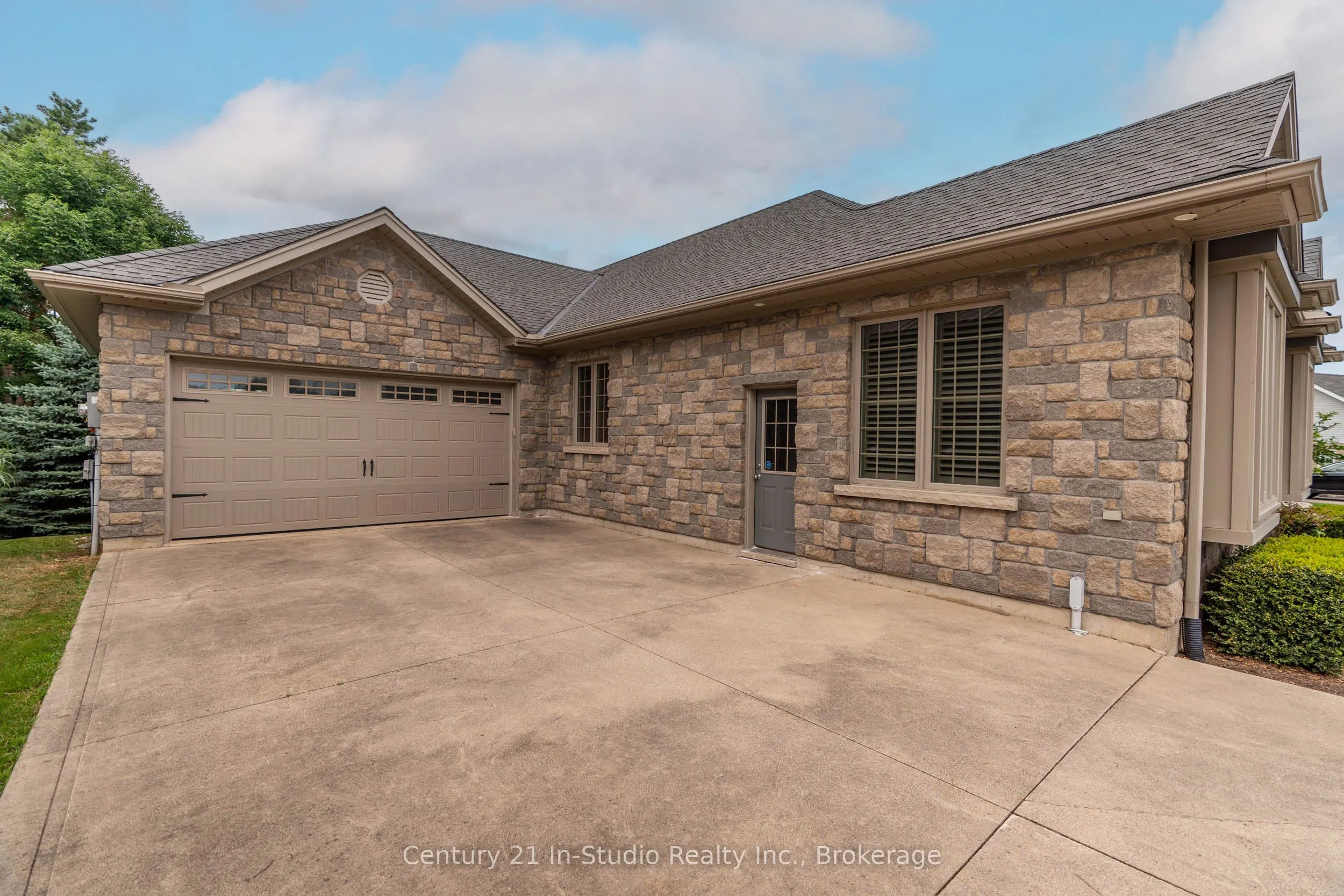 6 Glen Abbey Court