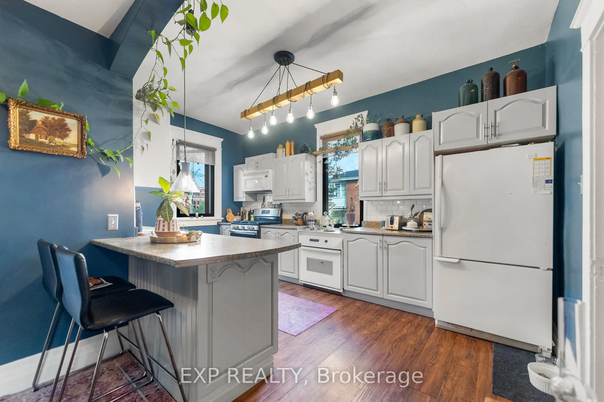 48 Hall Avenue E