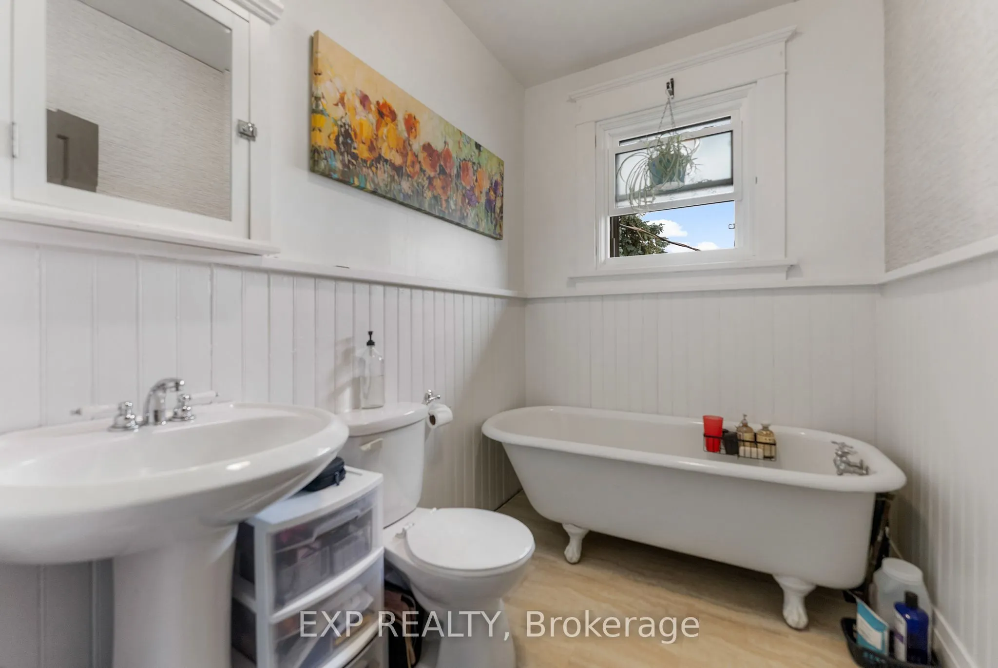 48 Hall Avenue E