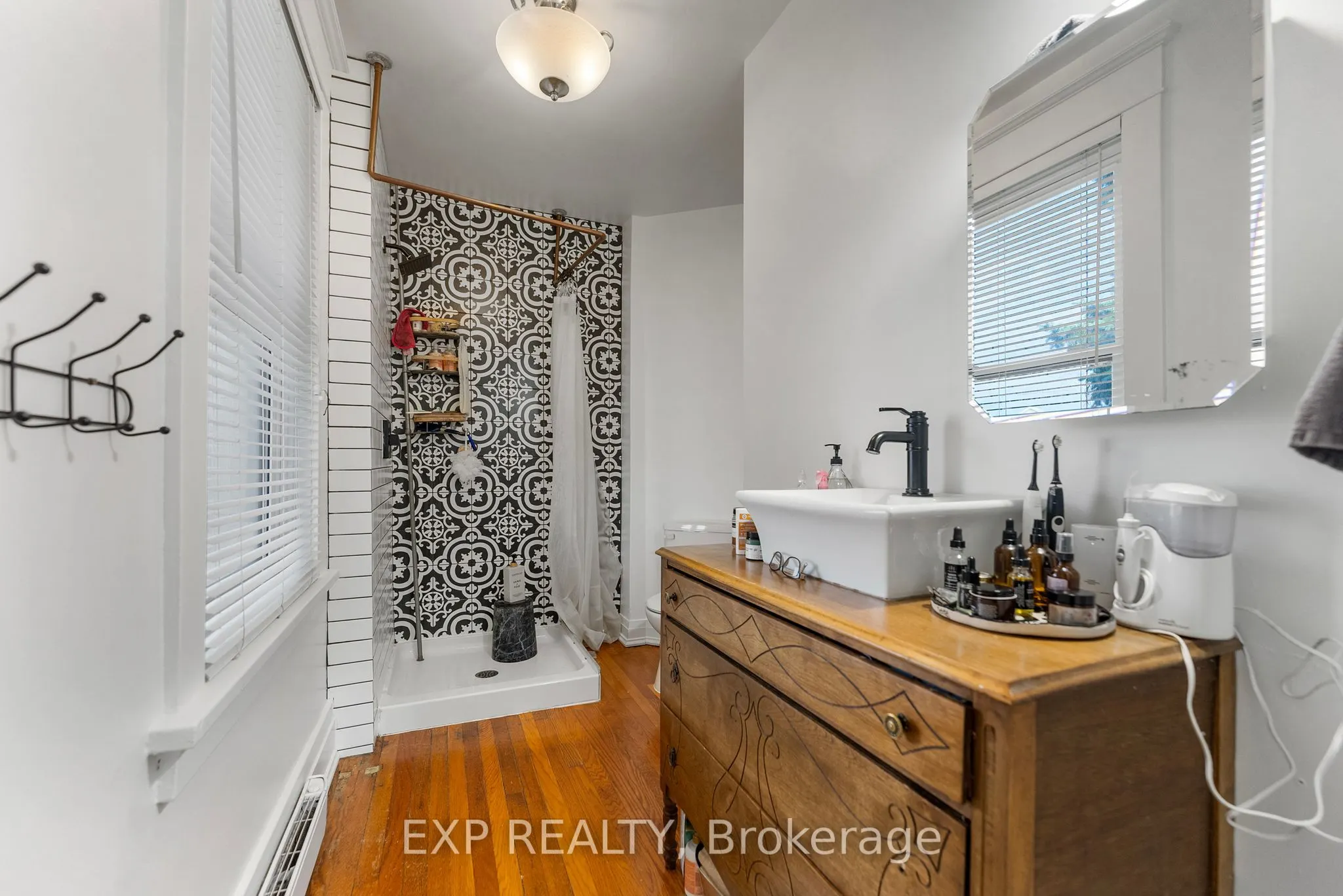 48 Hall Avenue E