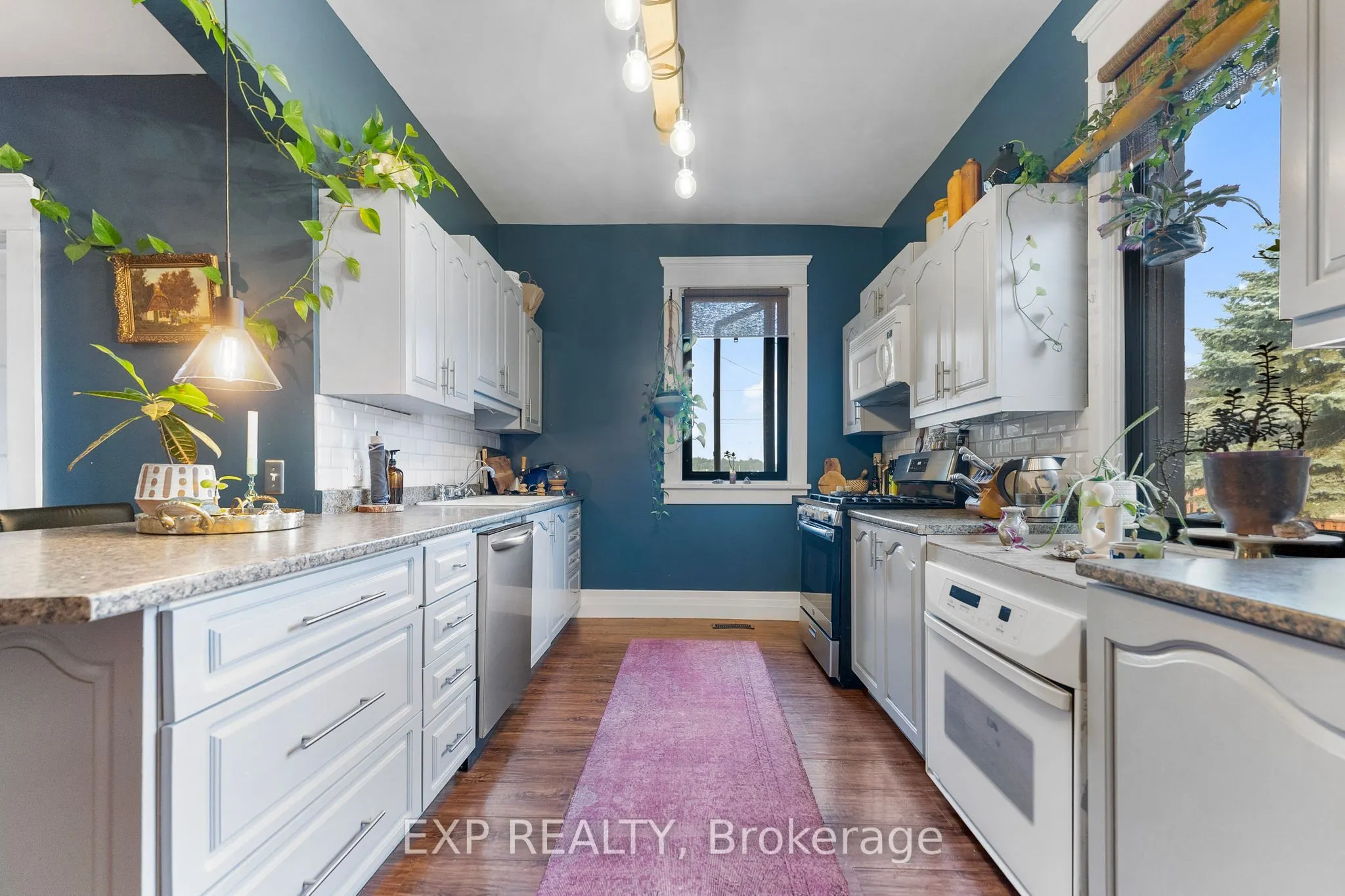 48 Hall Avenue E