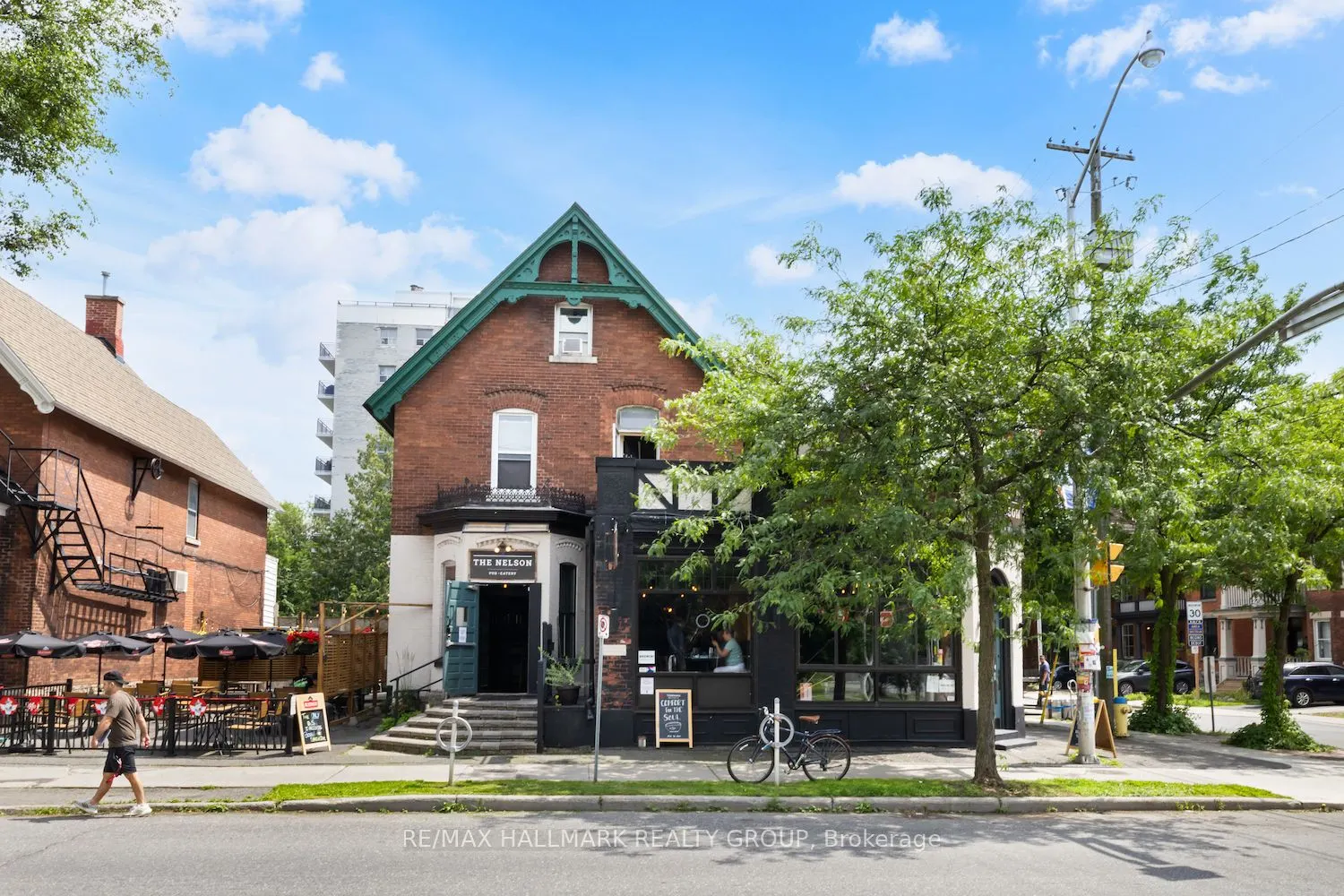 246 Laurier Avenue E