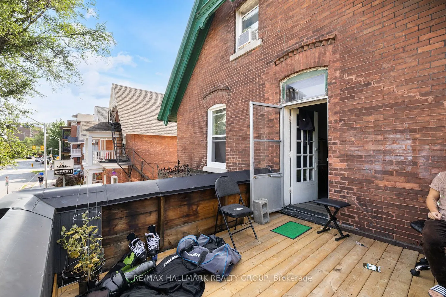 246 Laurier Avenue E