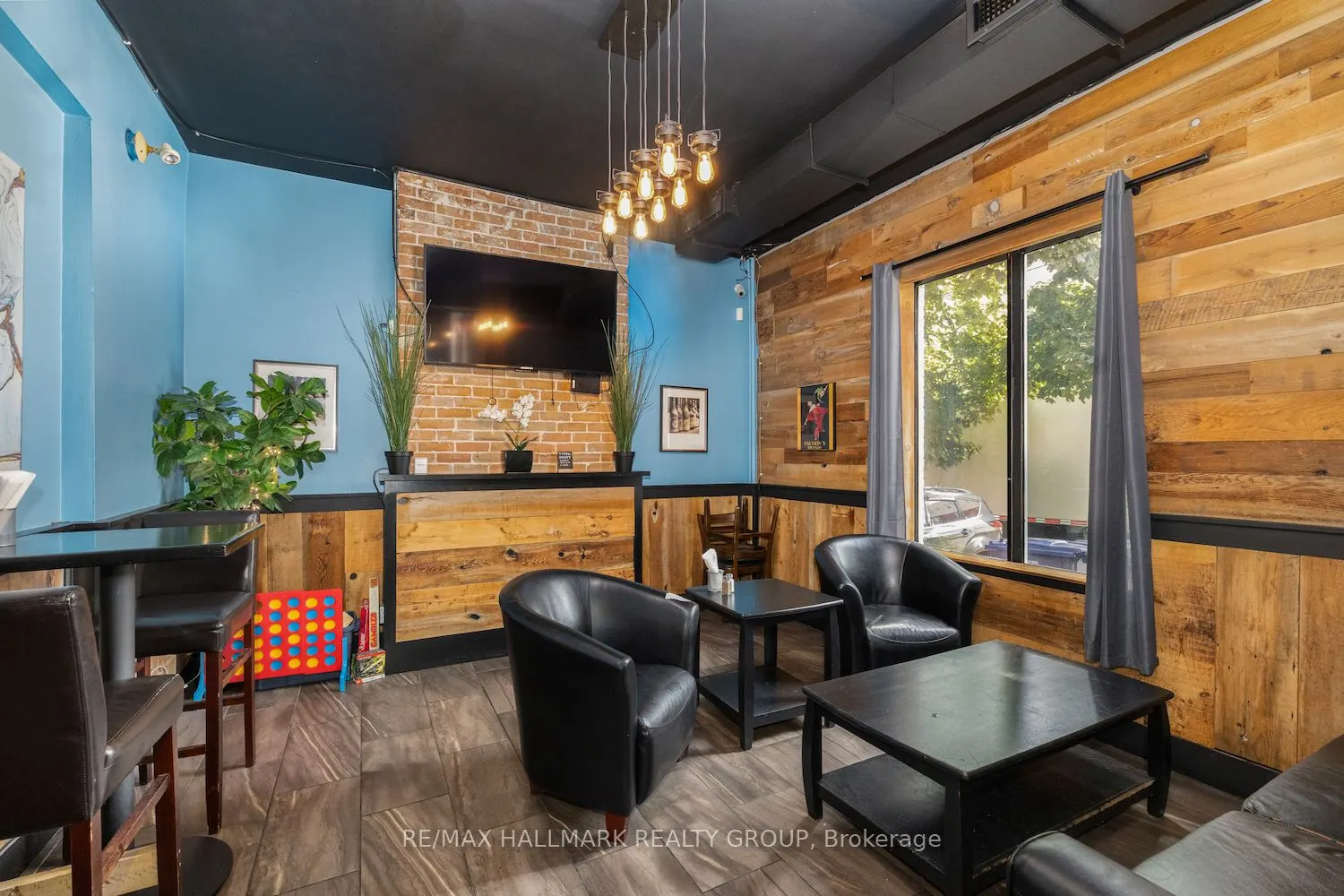 246 Laurier Avenue E