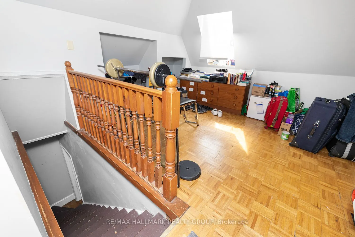 246 Laurier Avenue E