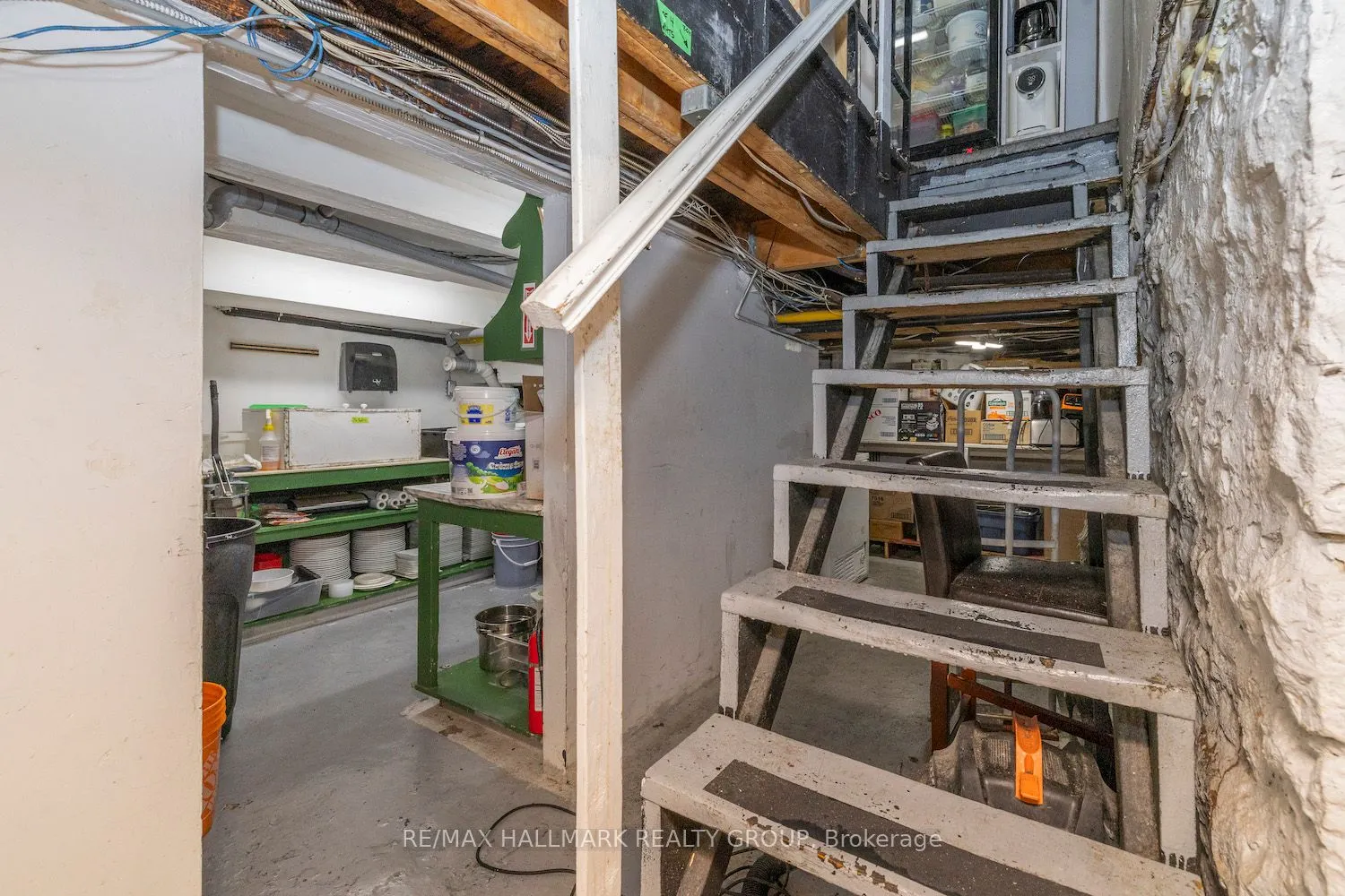 246 Laurier Avenue E
