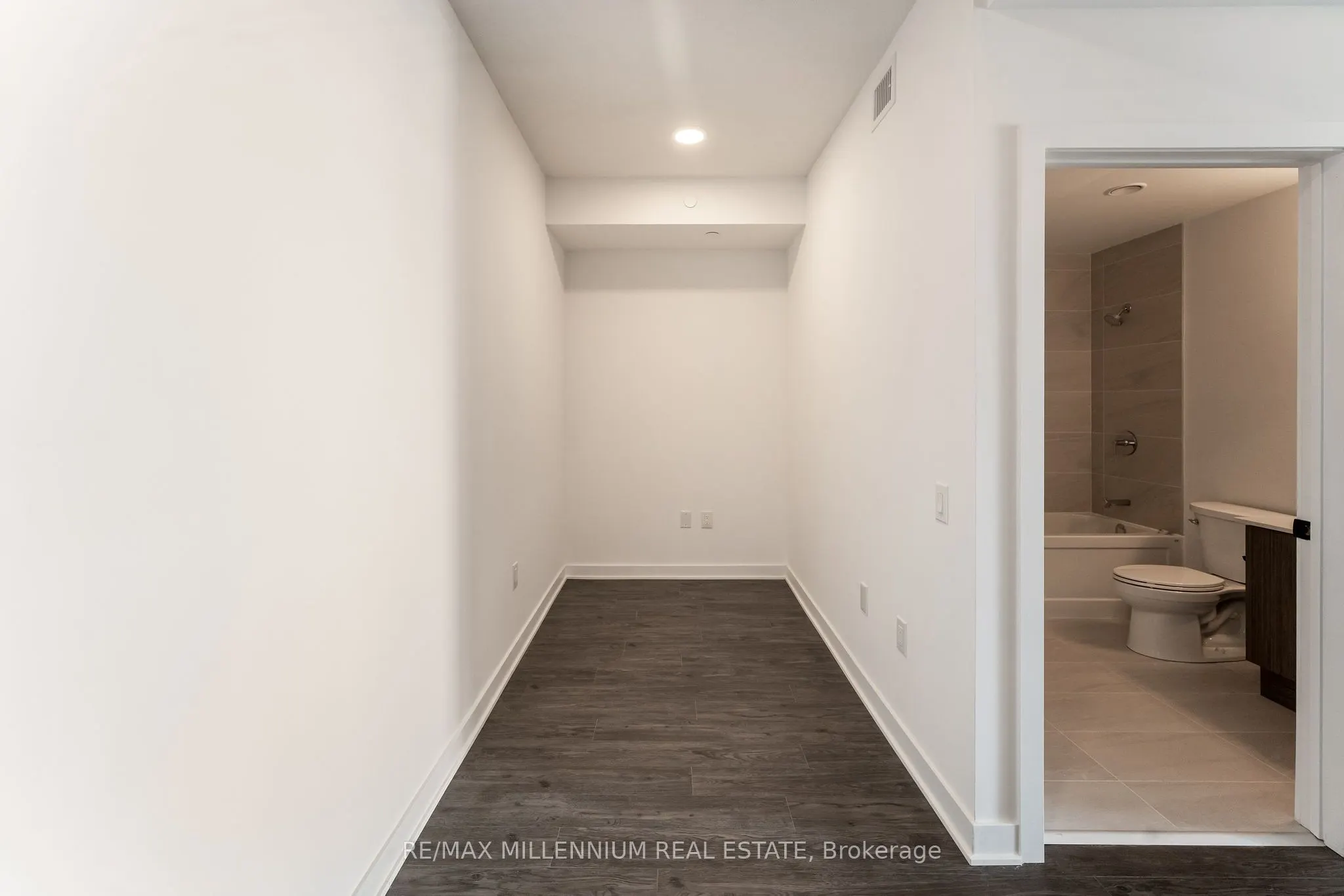 2782 Barton Street E, #208