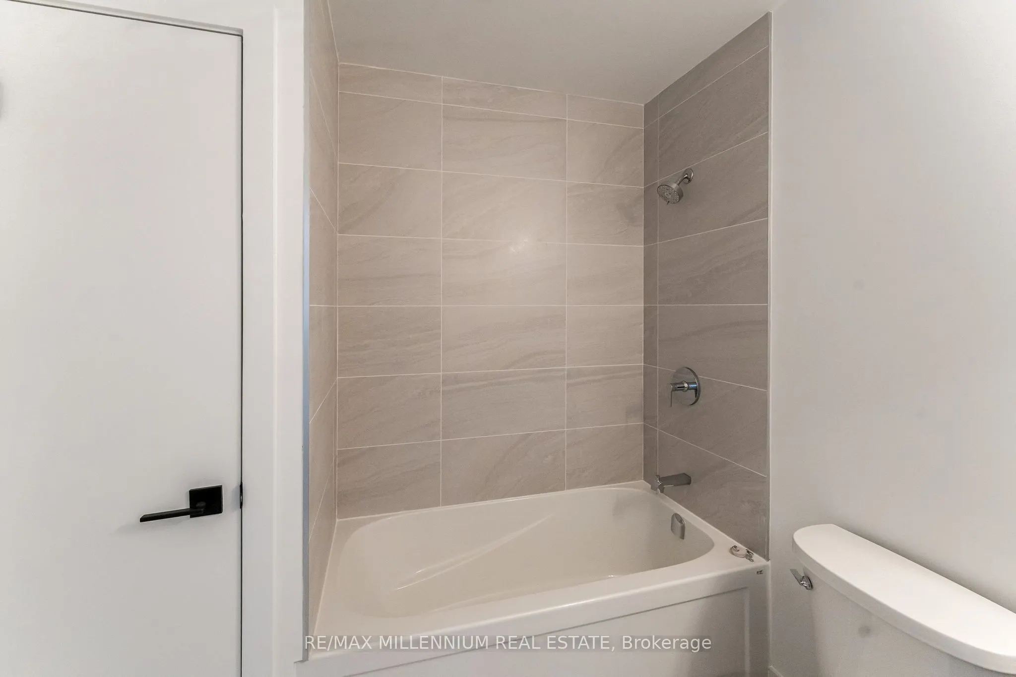 2782 Barton Street E, #208