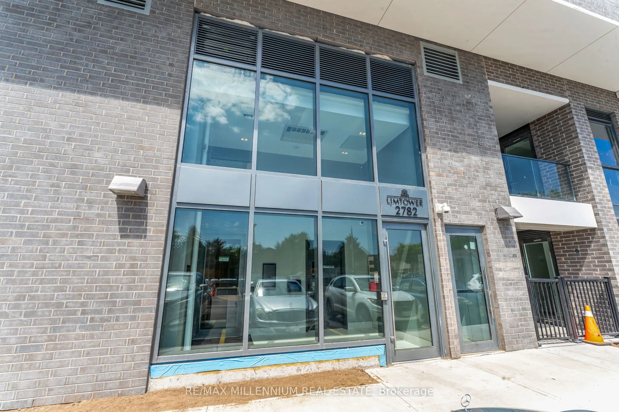 2782 Barton Street E, #208