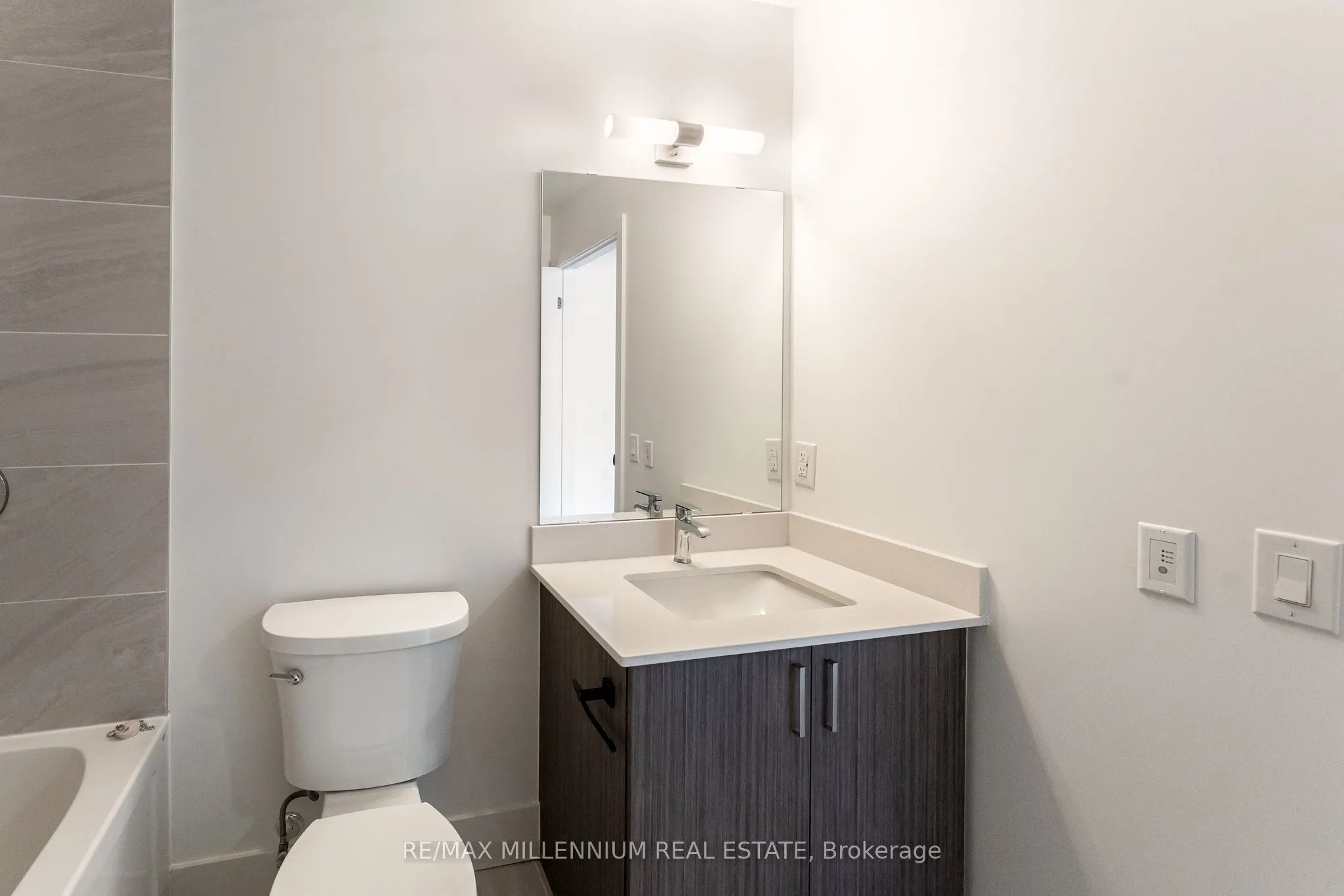 2782 Barton Street E, #208