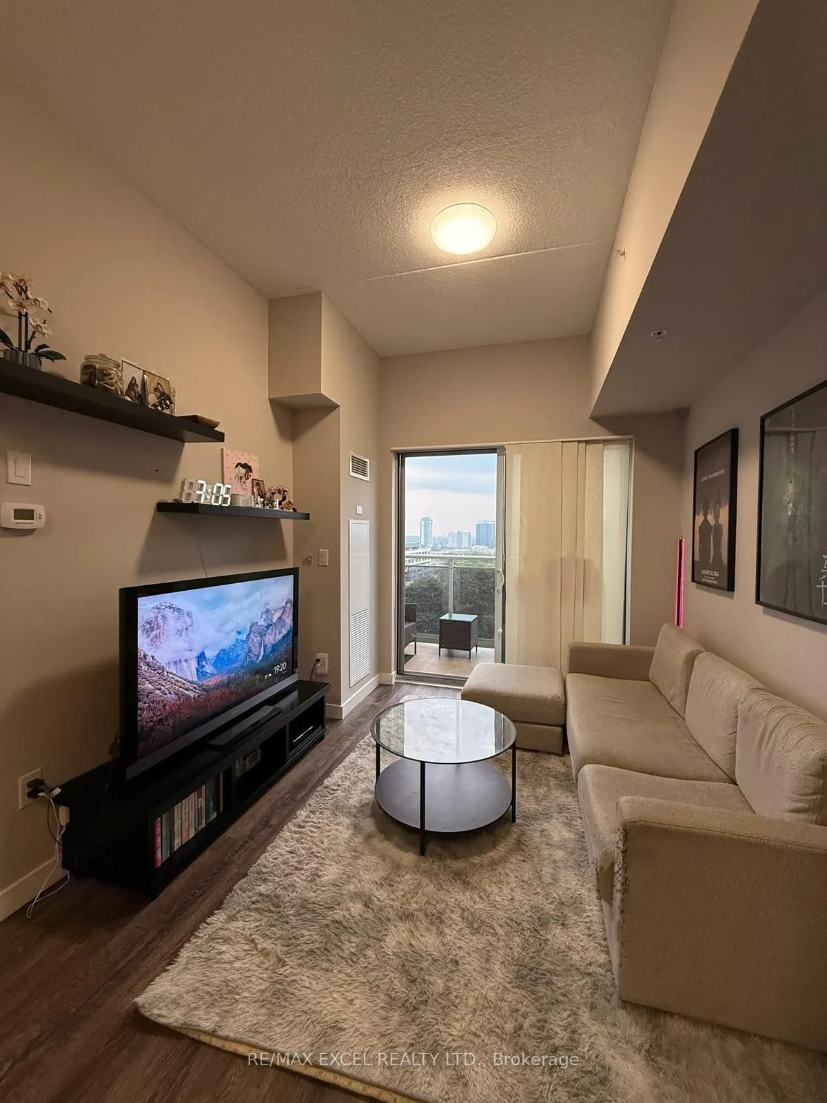 280 Lester Street, #821