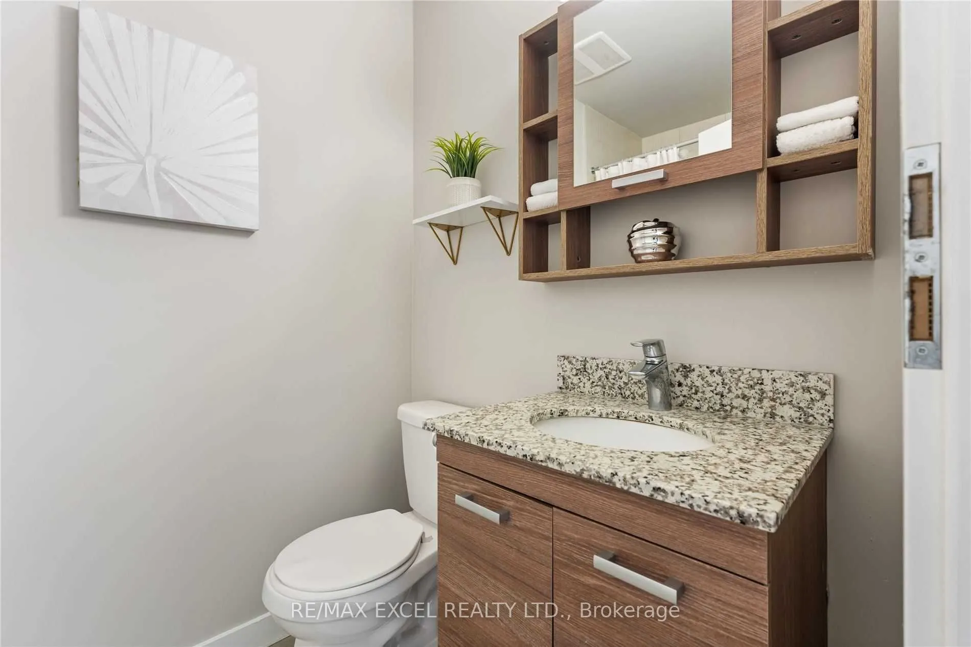 280 Lester Street, #821