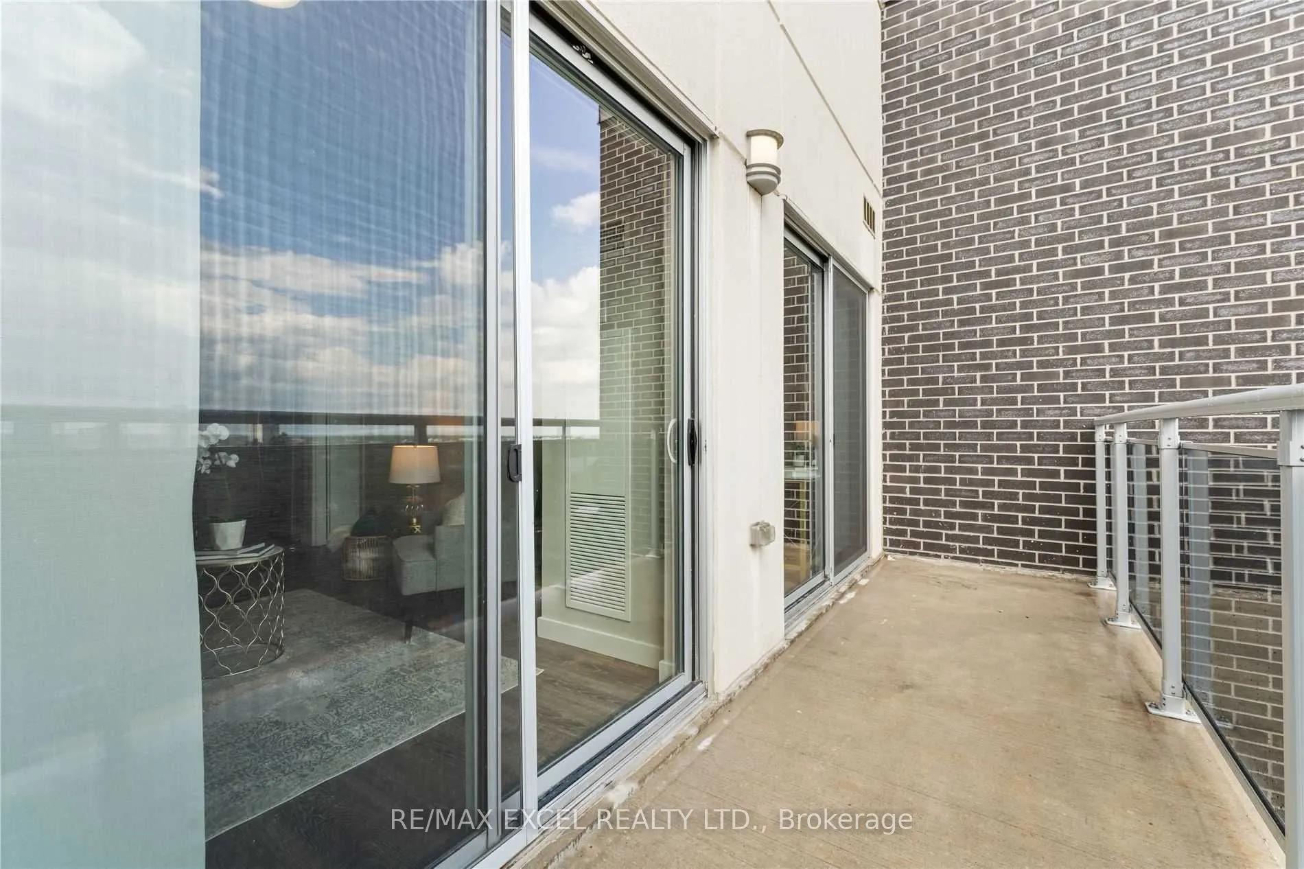 280 Lester Street, #821