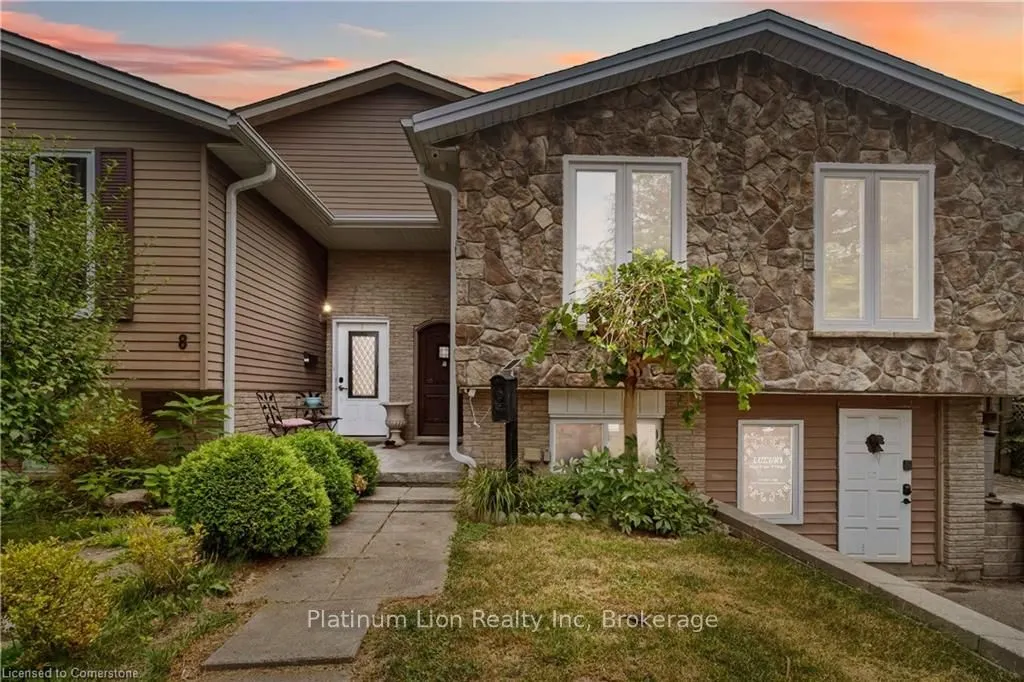 6 Equestrian Court