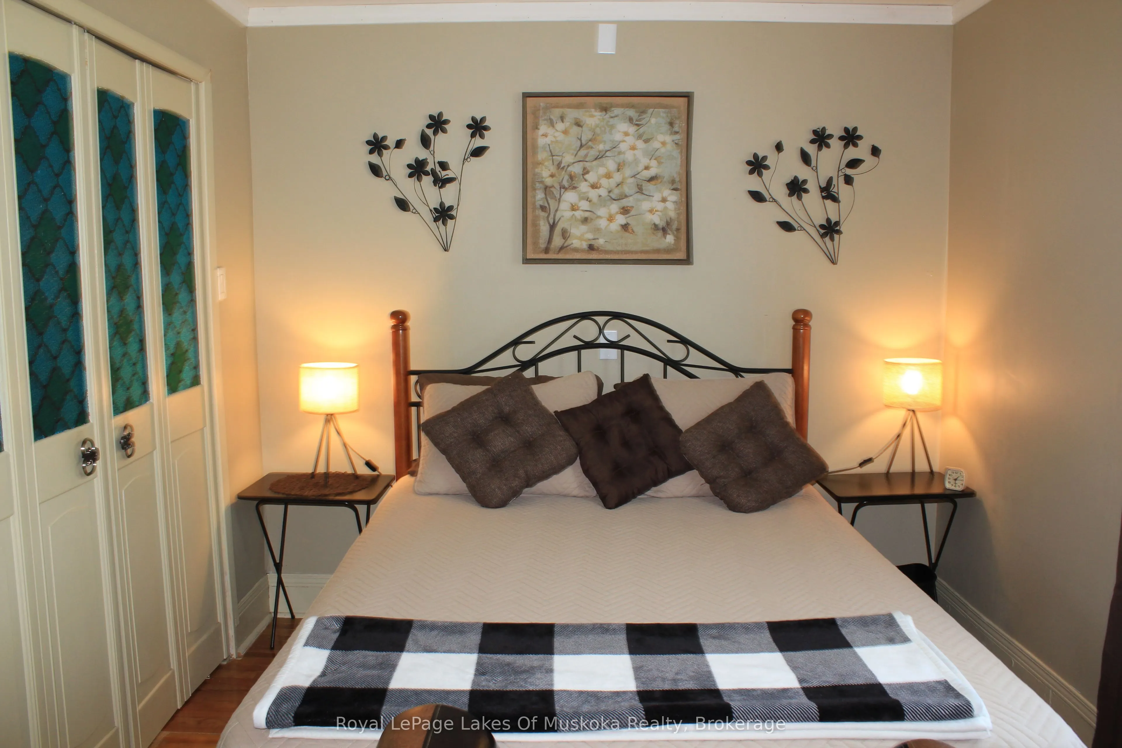 7 Duncan Street W