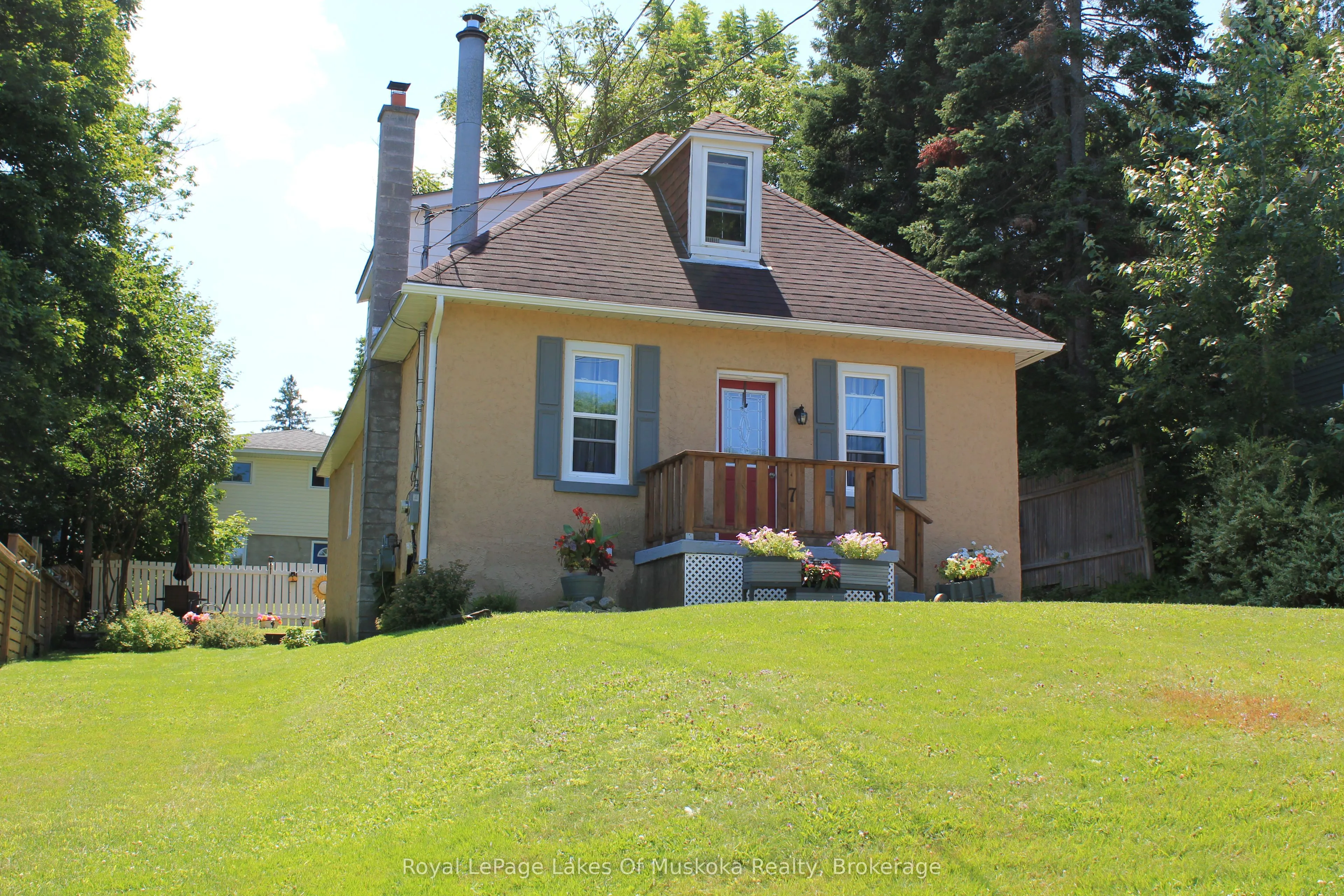 7 Duncan Street W