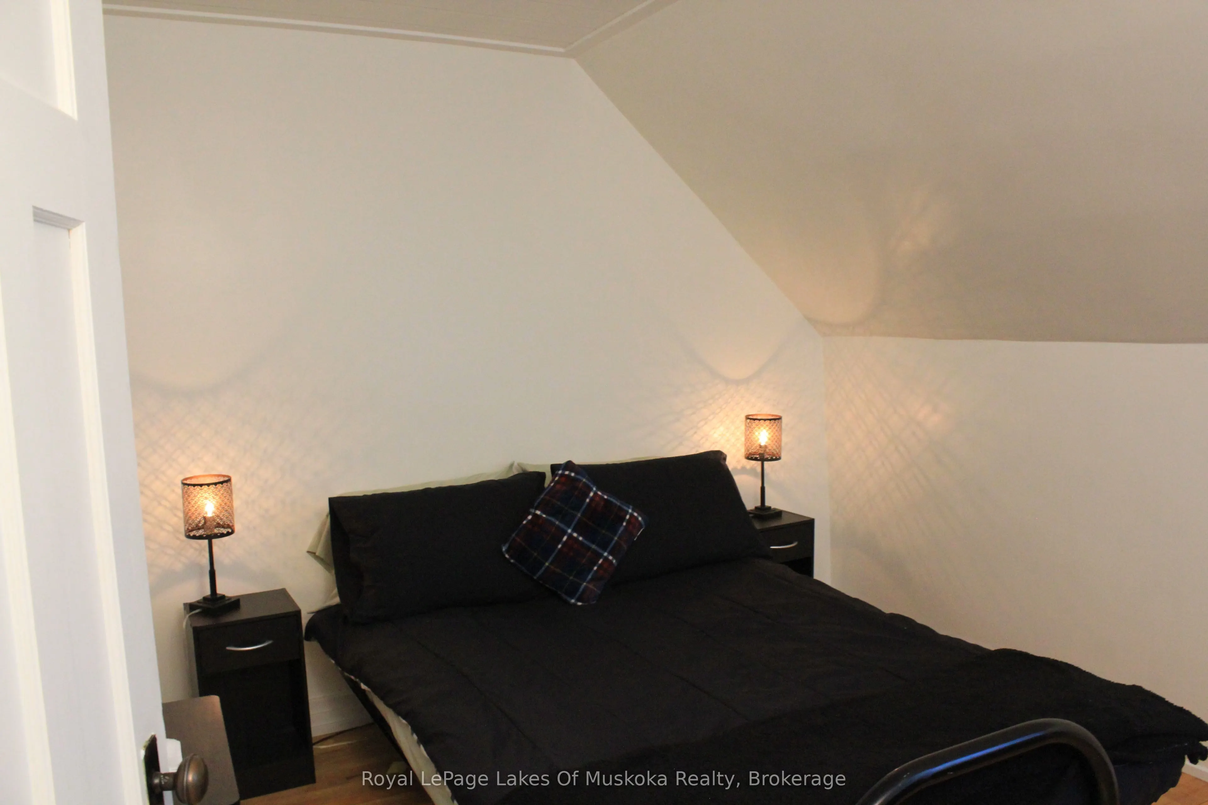 7 Duncan Street W
