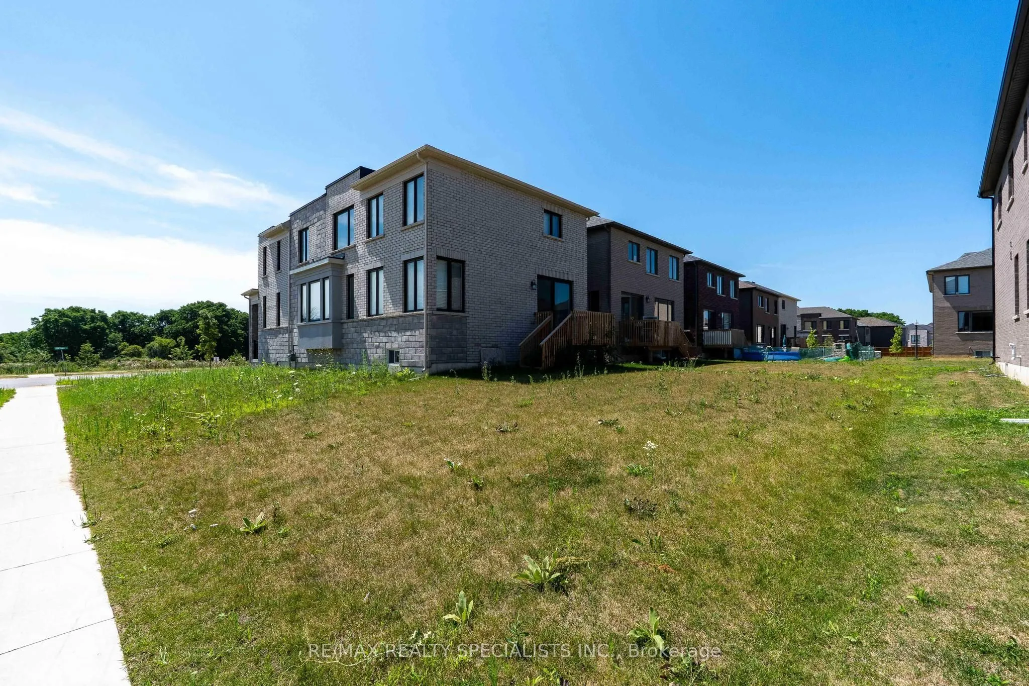 1407 Upper Thames Drive