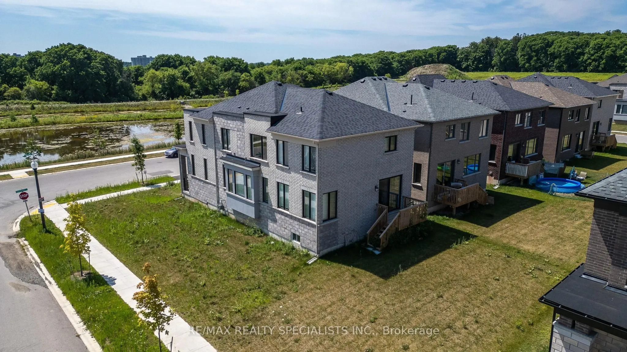 1407 Upper Thames Drive