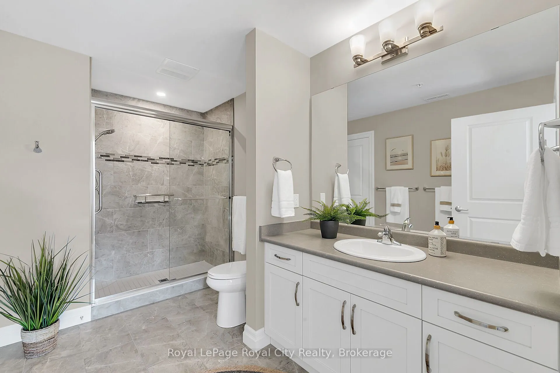 23 Stumpf Street, #204