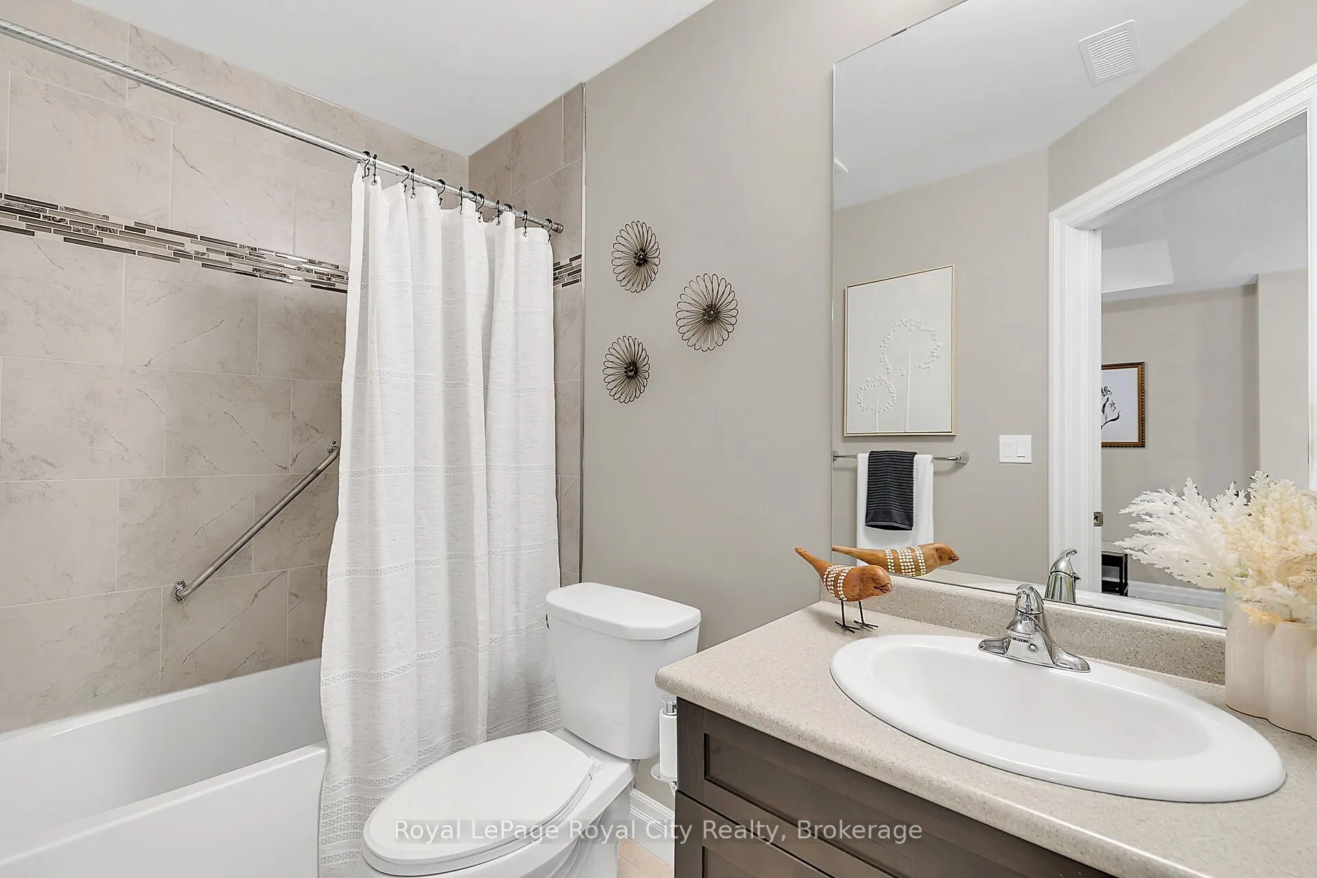 23 Stumpf Street, #204