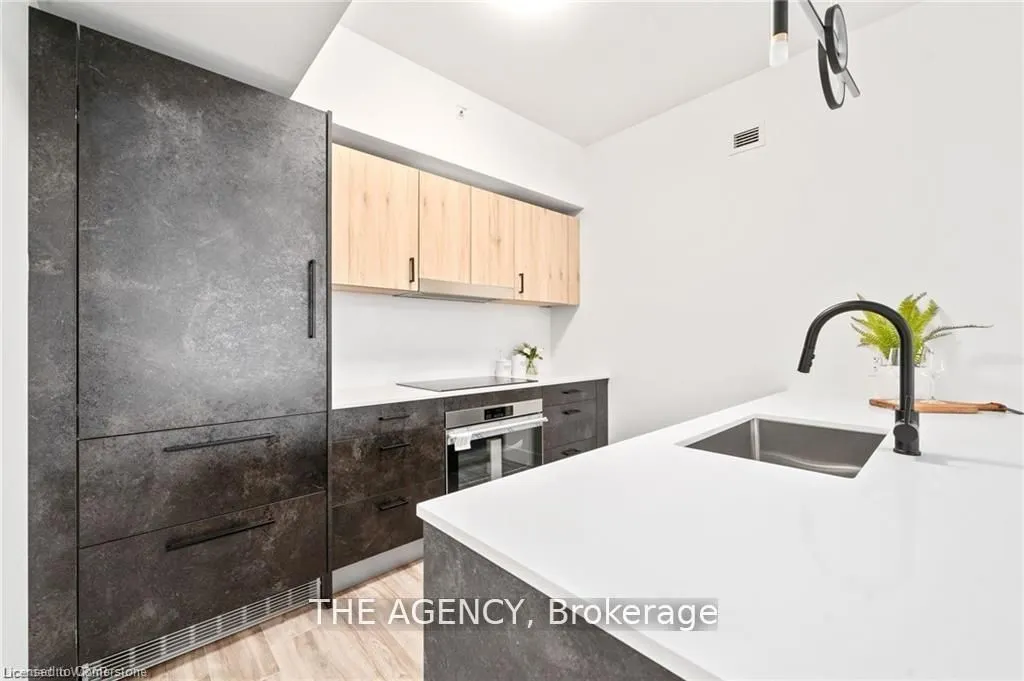 2 Dundas Street W, #401
