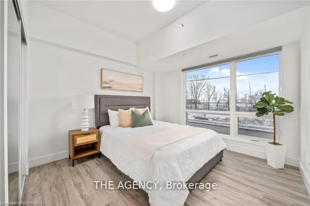 2 Dundas Street W, #401