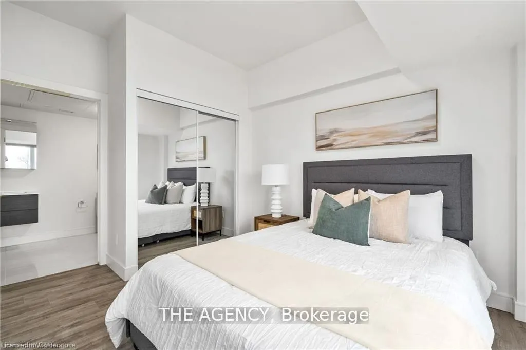 2 Dundas Street W, #401