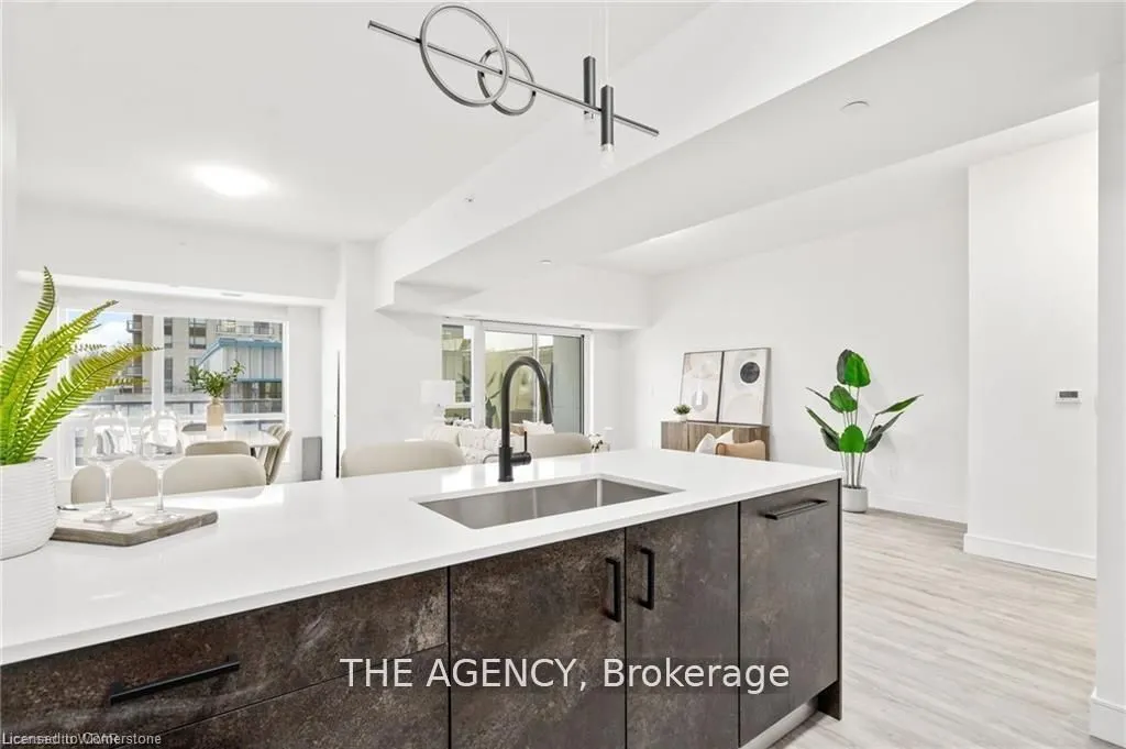 2 Dundas Street W, #401