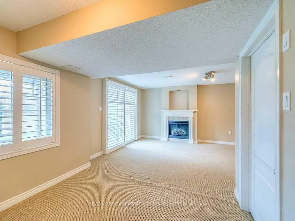 60 CLOVERLEAF Drive, #9