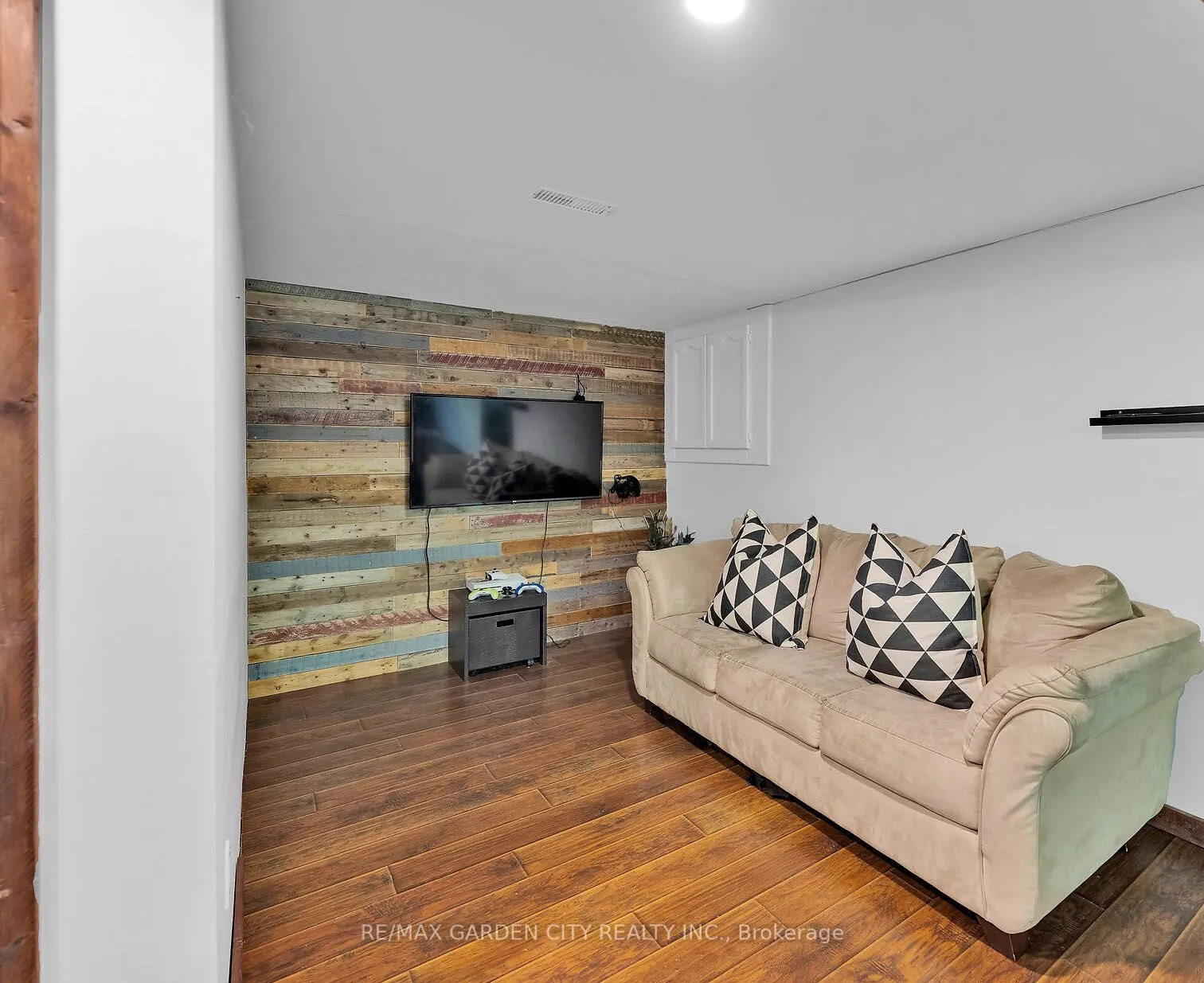 54 DRIFTWOOD Court