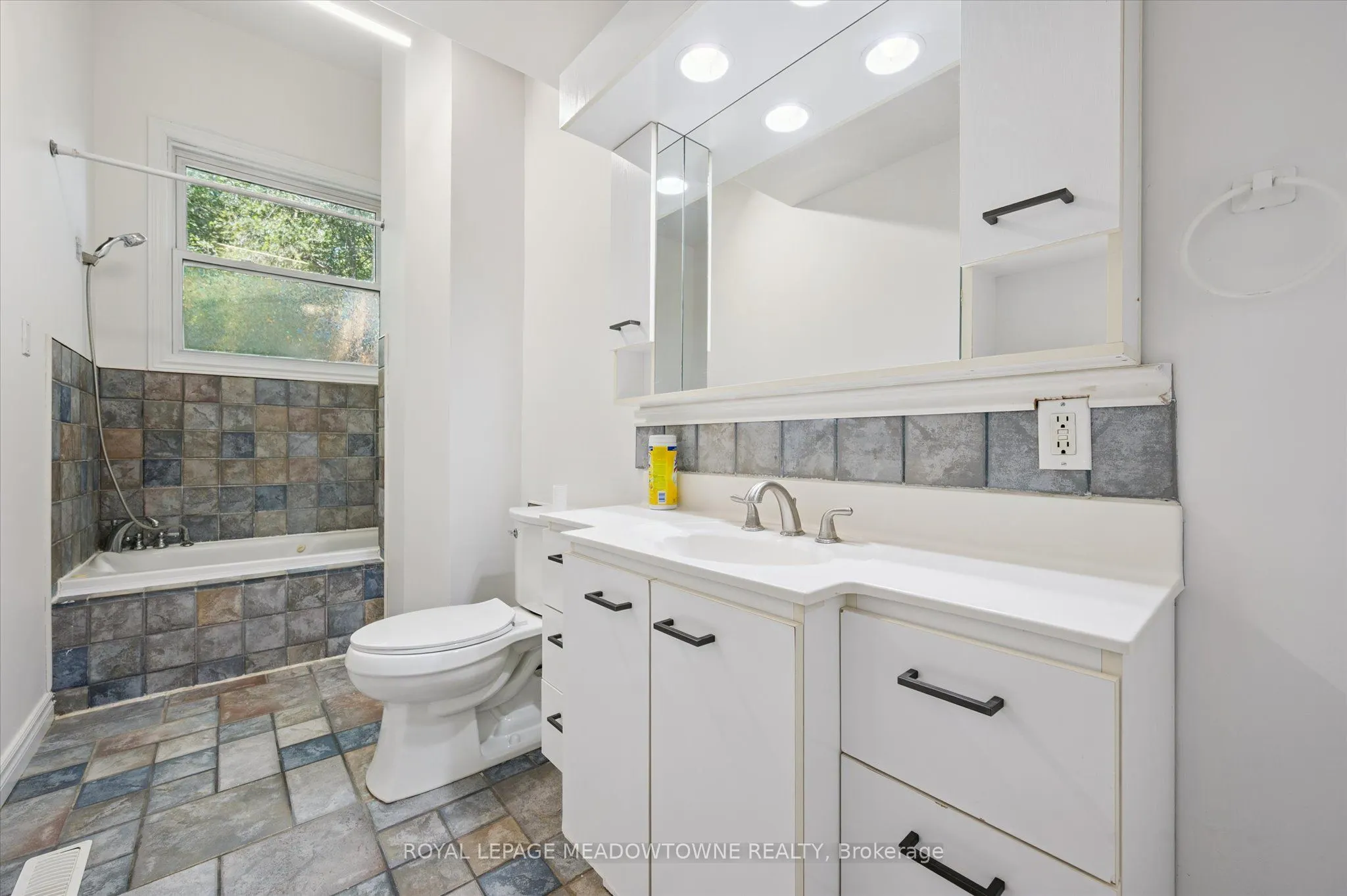 77 Pinemeadow Crescent