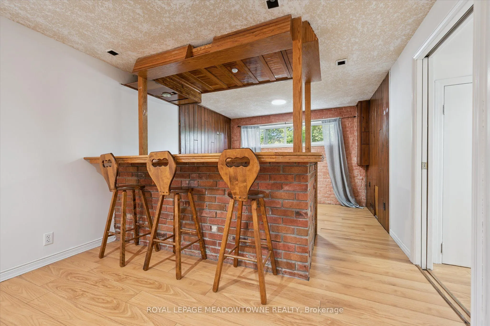 77 Pinemeadow Crescent