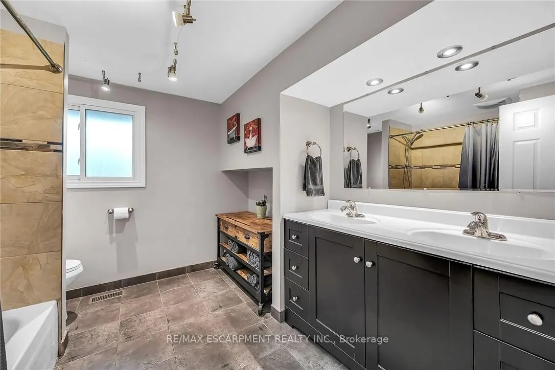 33 Echo Street E