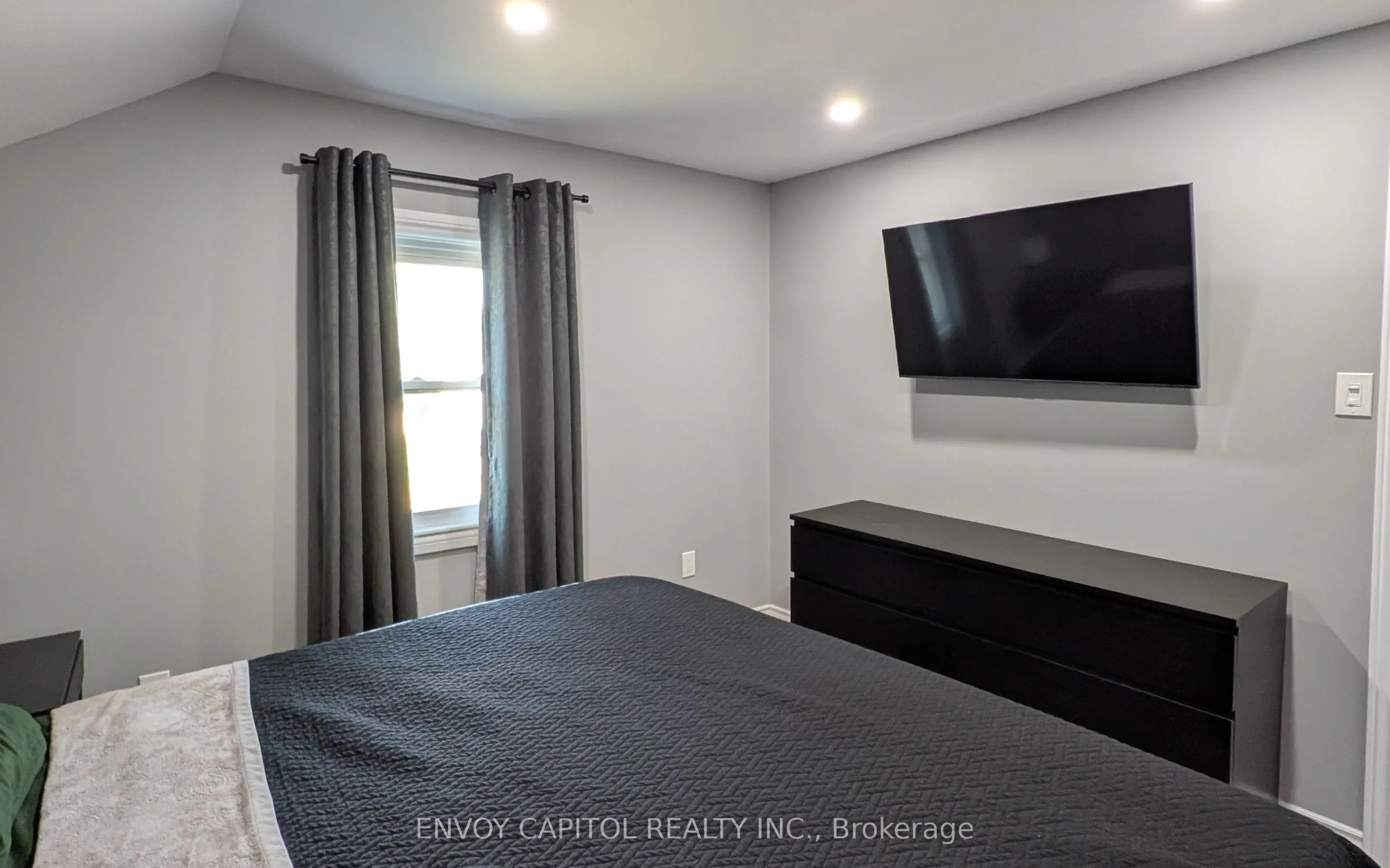61 Simcoe Street