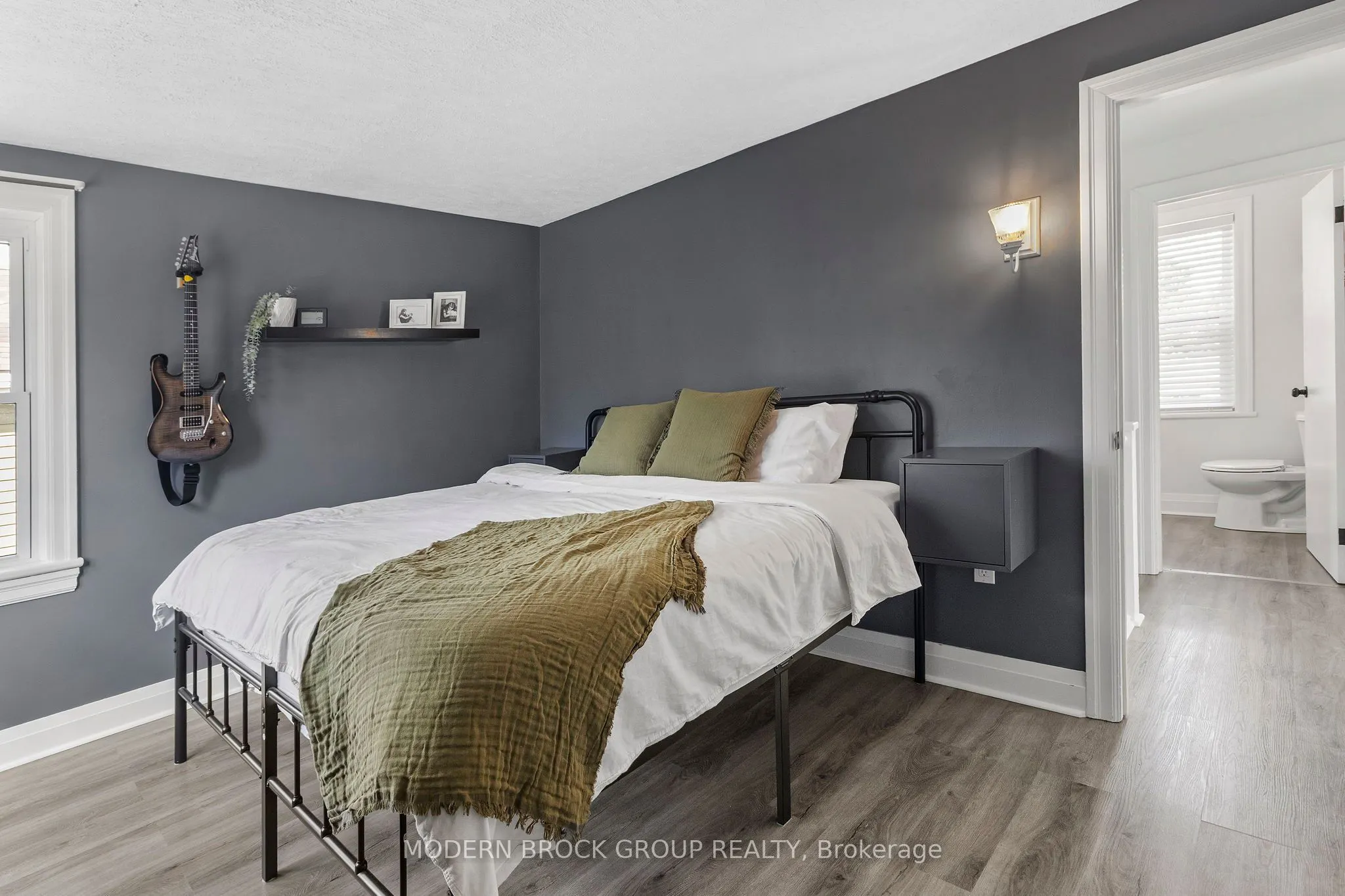 493 Dibble Street W