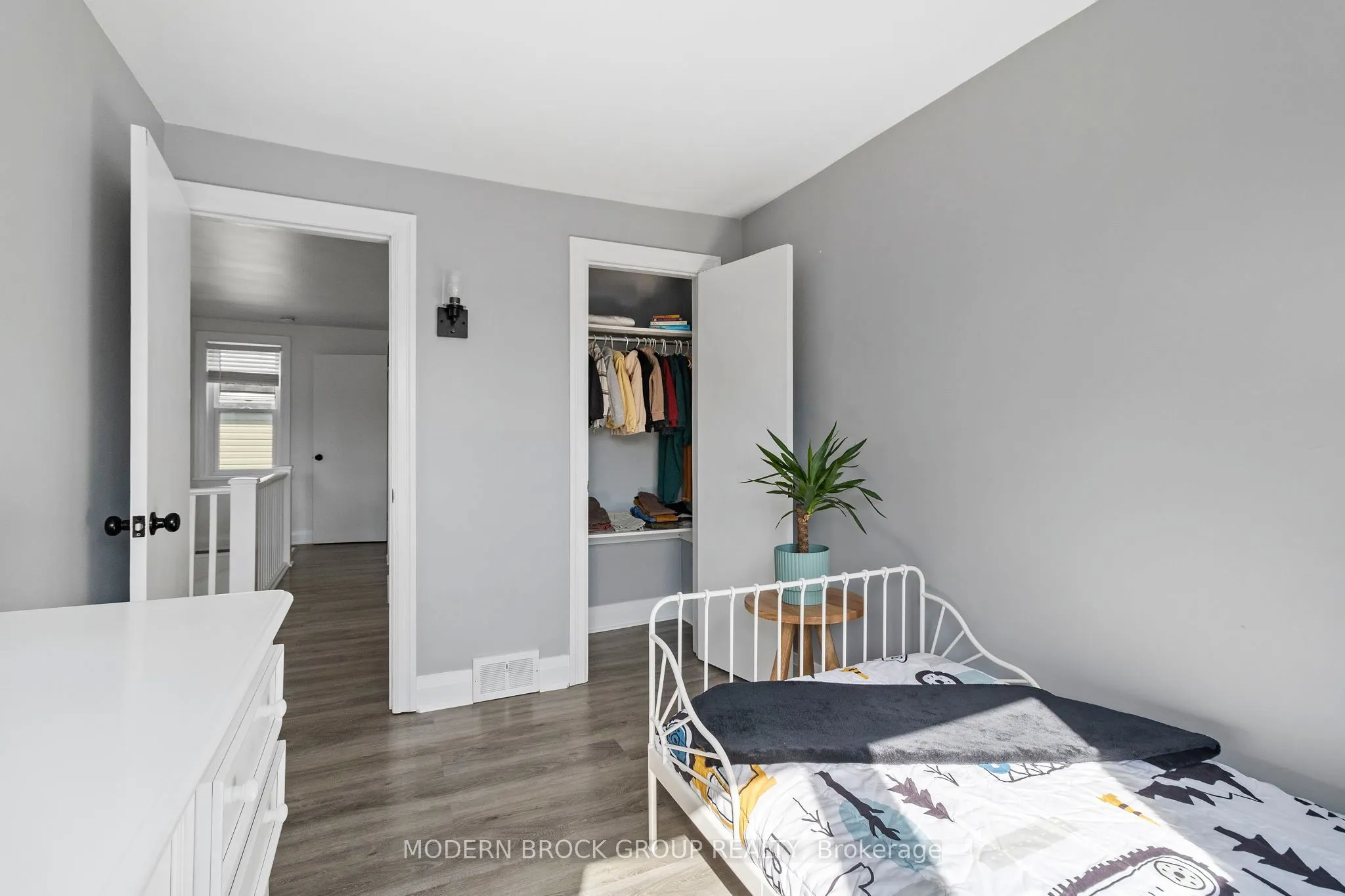 493 Dibble Street W