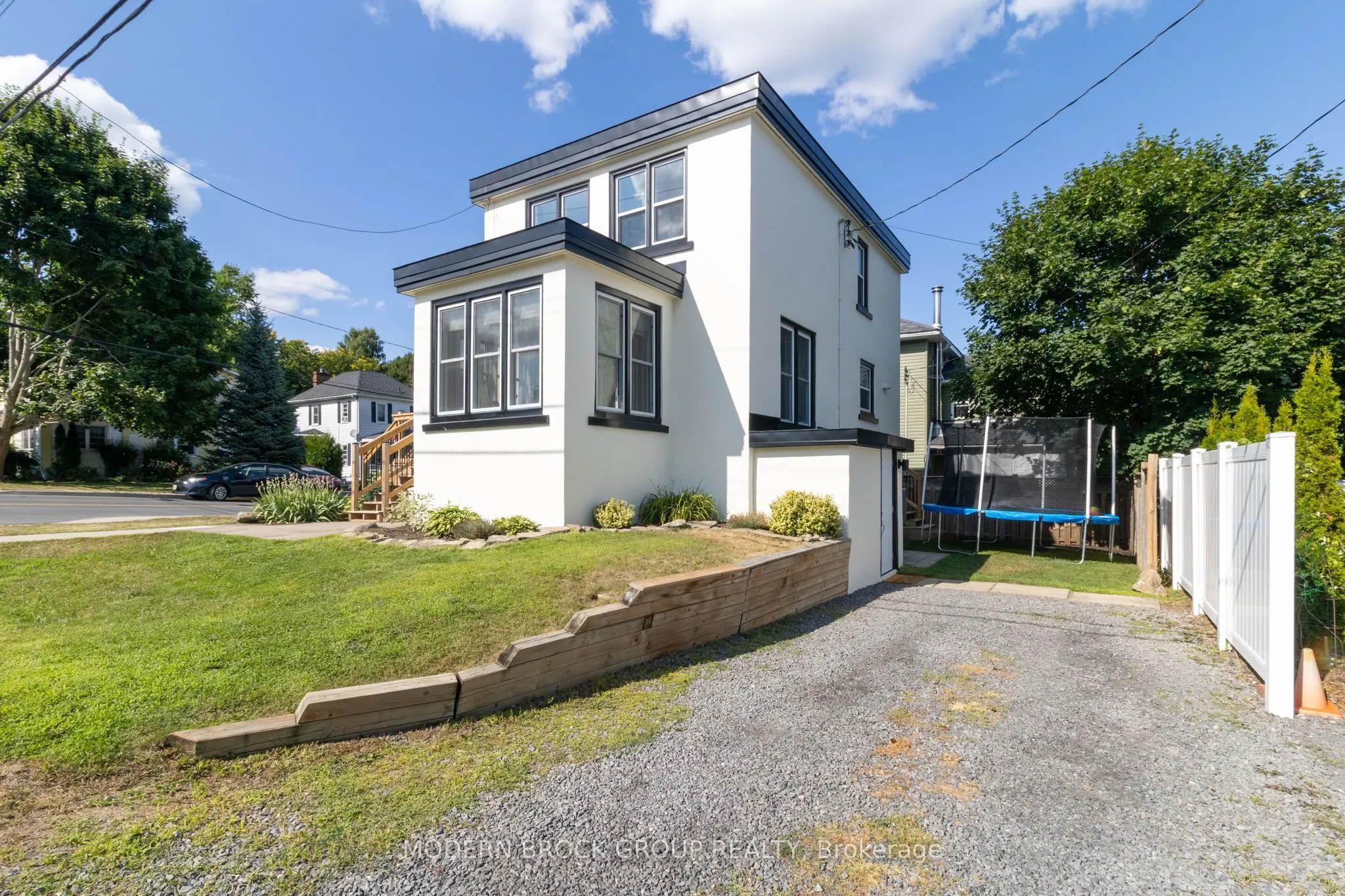 493 Dibble Street W