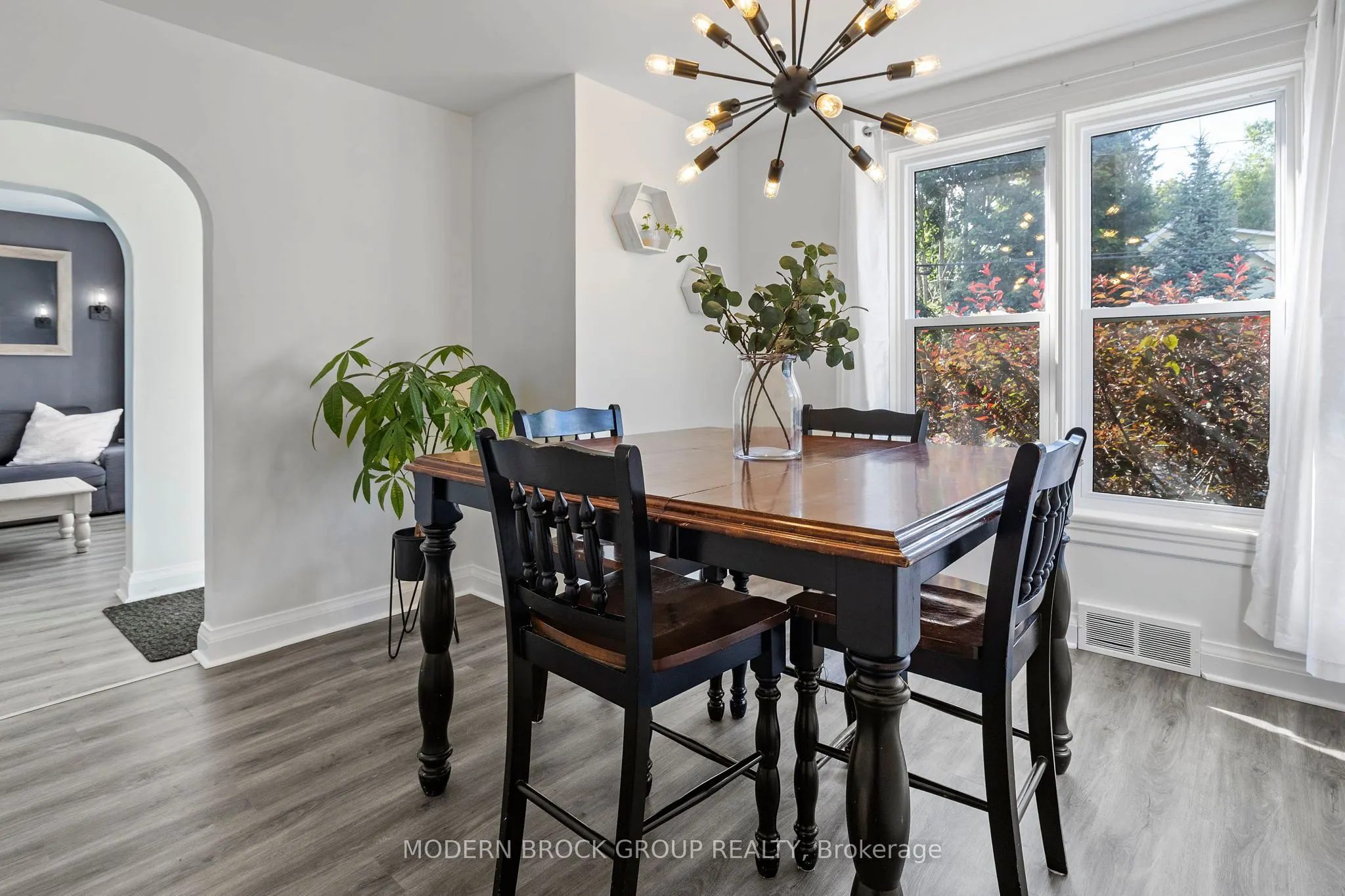 493 Dibble Street W