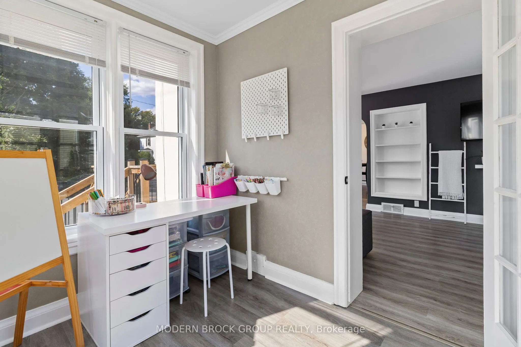 493 Dibble Street W