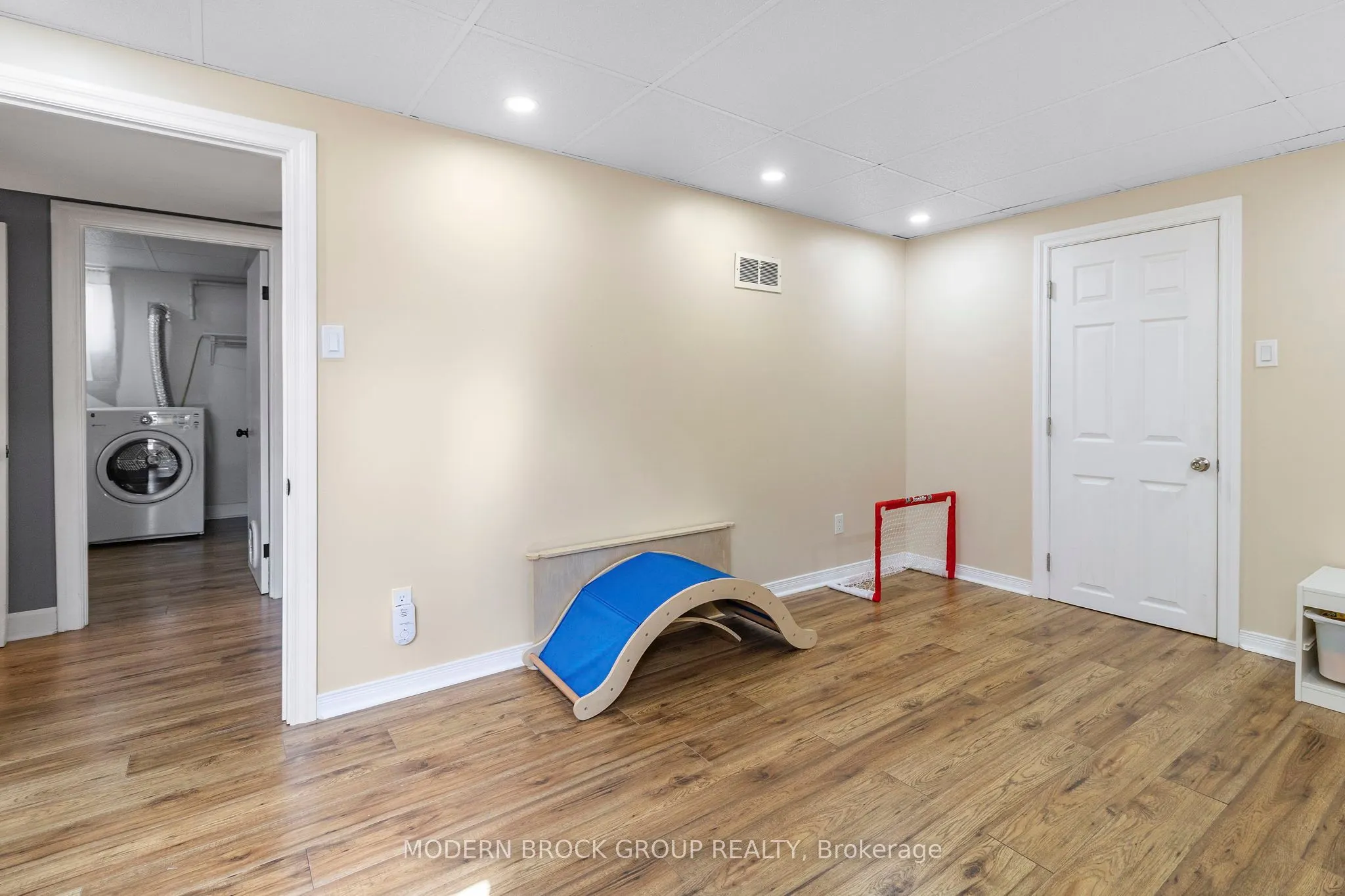 493 Dibble Street W